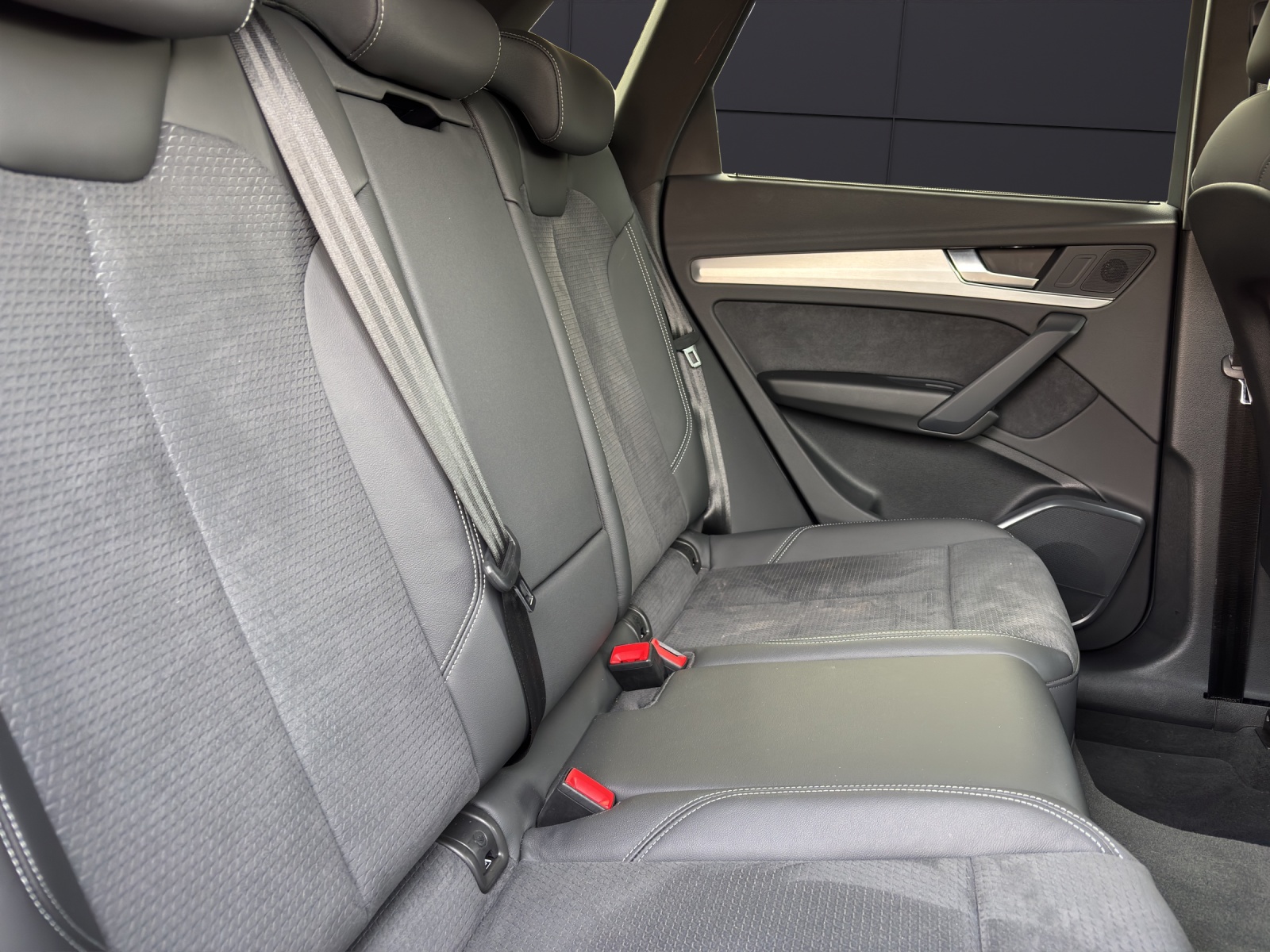 AUDI Q5 40 TDI S-line quattro S-tronic-image-11