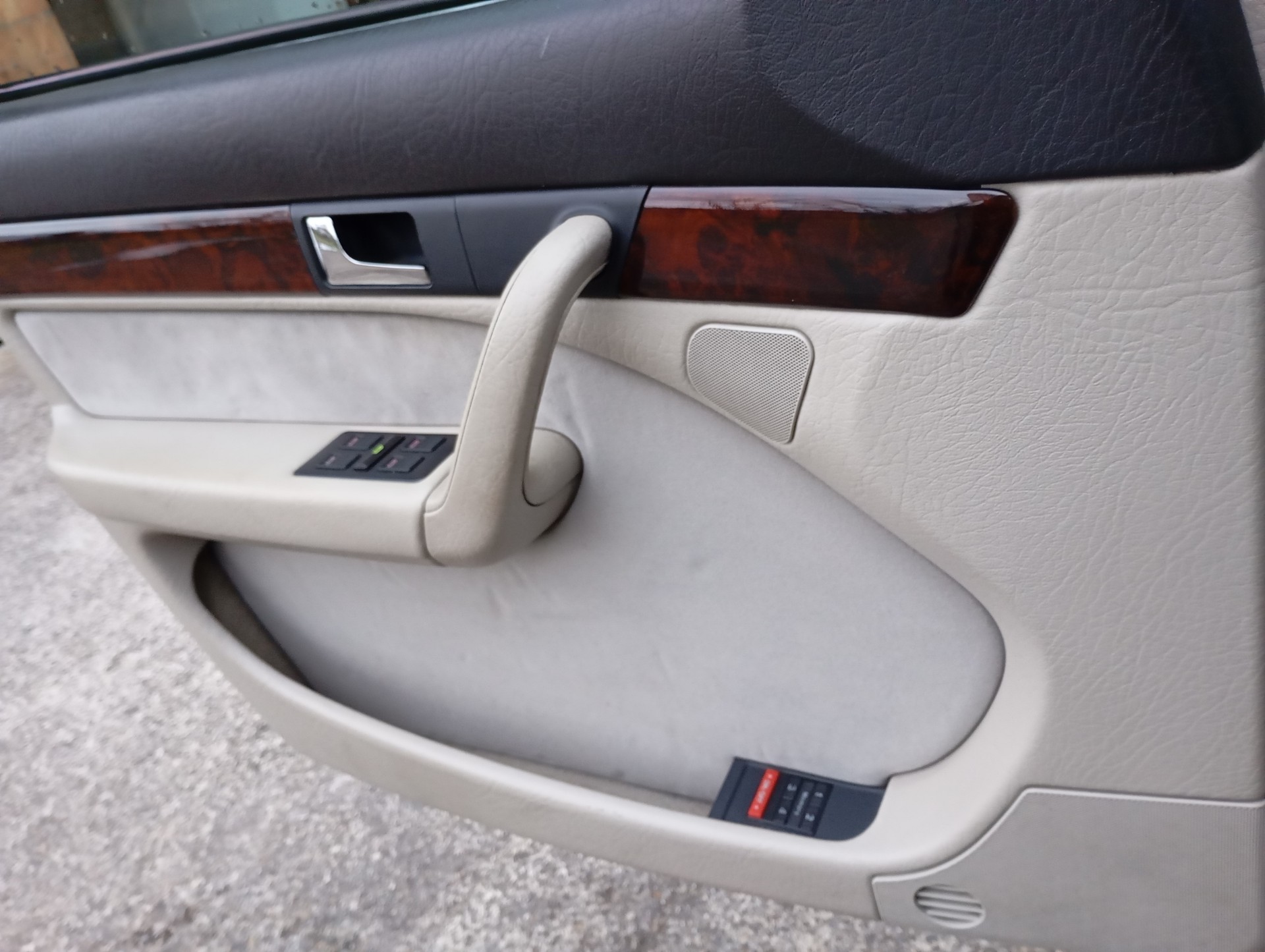 AUDI S6 Avant quattro Turbo-image-14