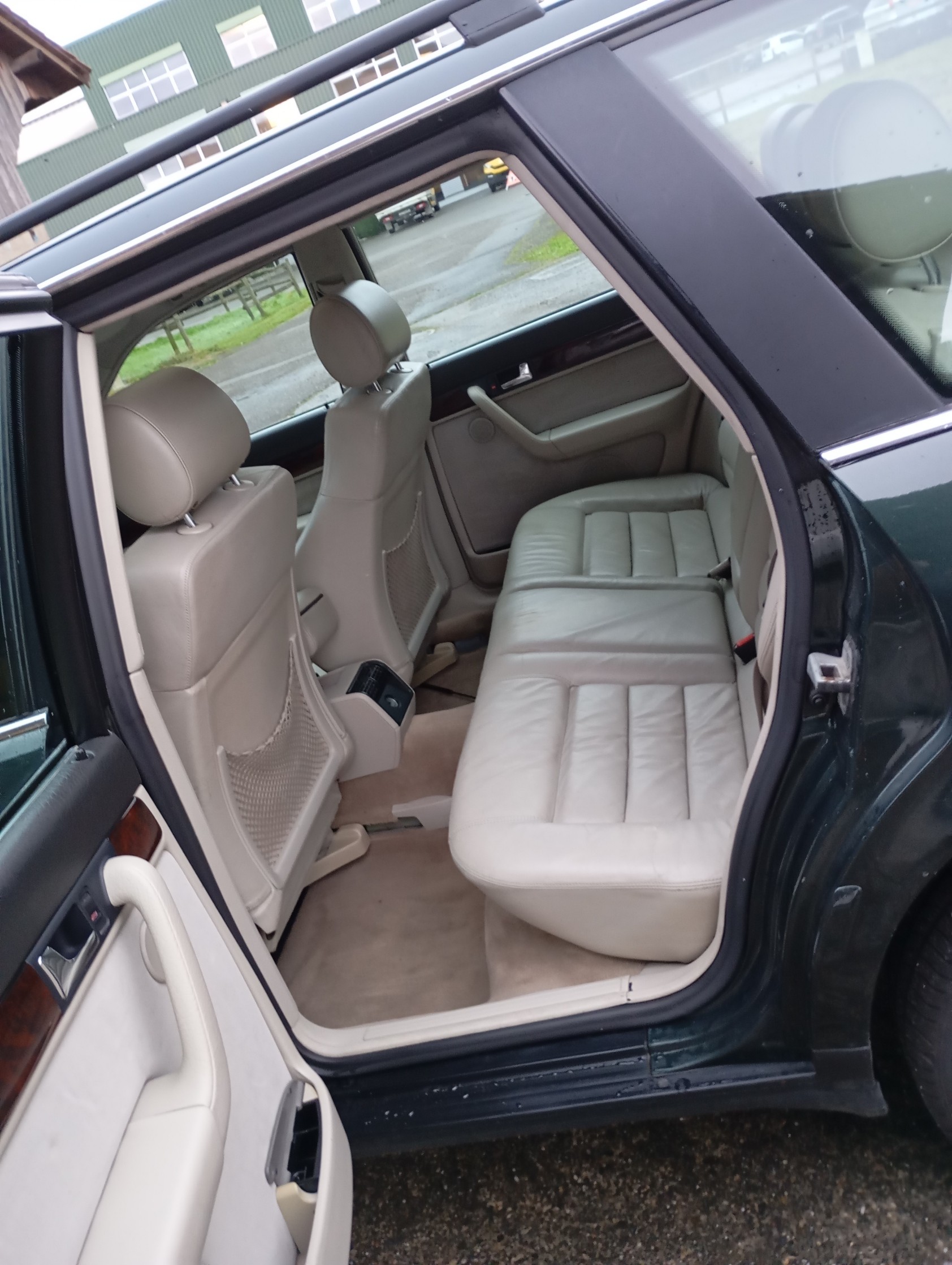 AUDI S6 Avant quattro Turbo-image-15