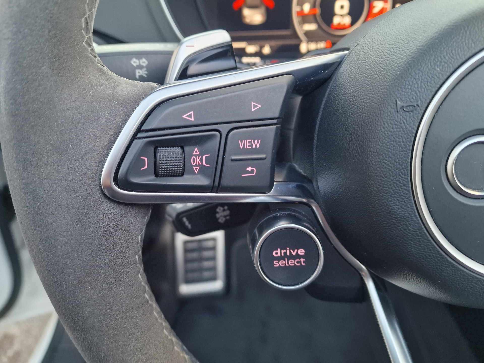 AUDI TT RS Roadster 2.5 TFSI Quattro-image-19