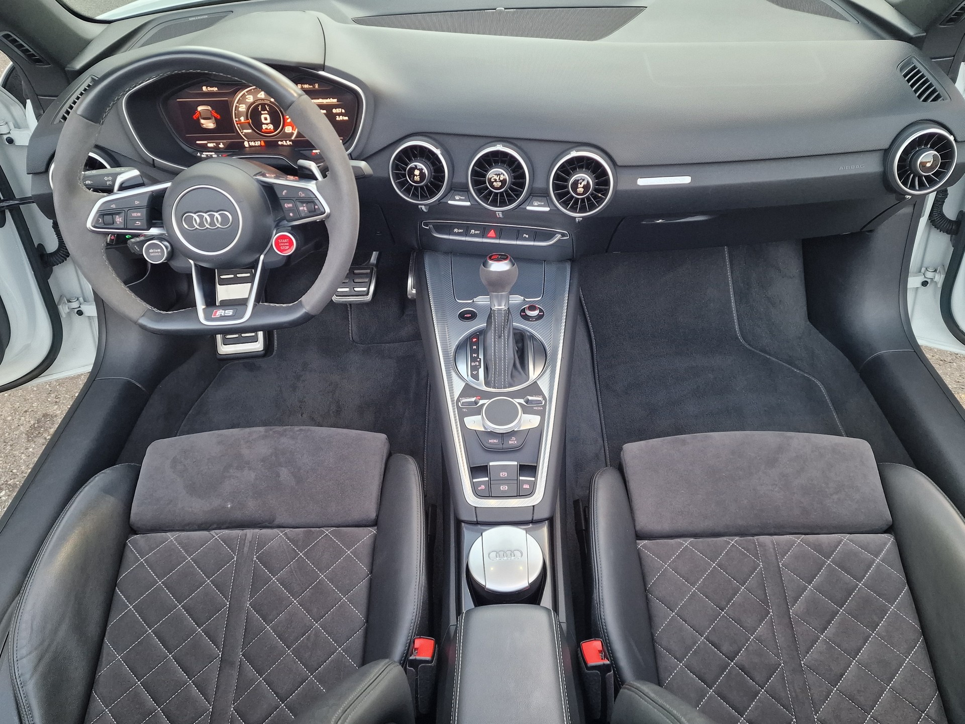 AUDI TT RS Roadster 2.5 TFSI Quattro-image-17