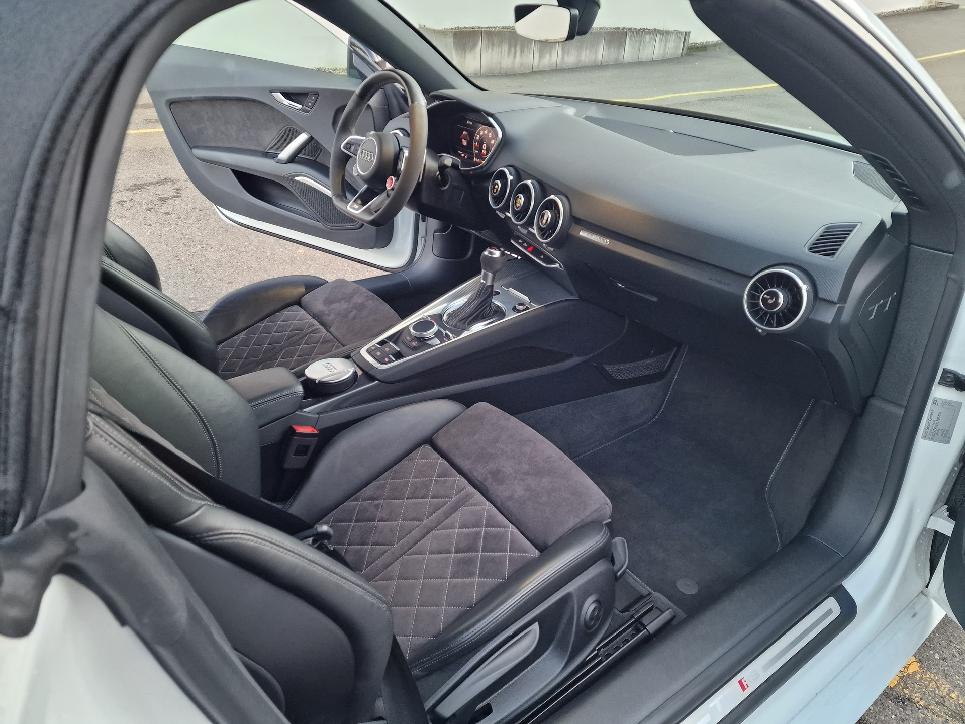 AUDI TT RS Roadster 2.5 TFSI Quattro-image-16