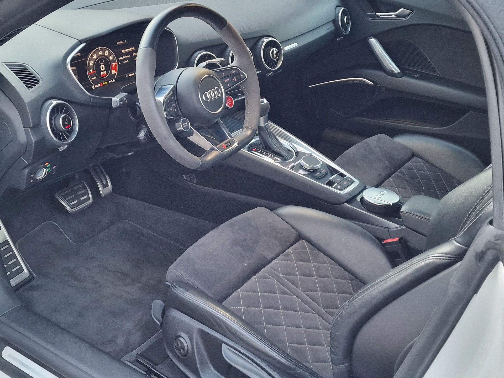 AUDI TT RS Roadster 2.5 TFSI Quattro-image-10