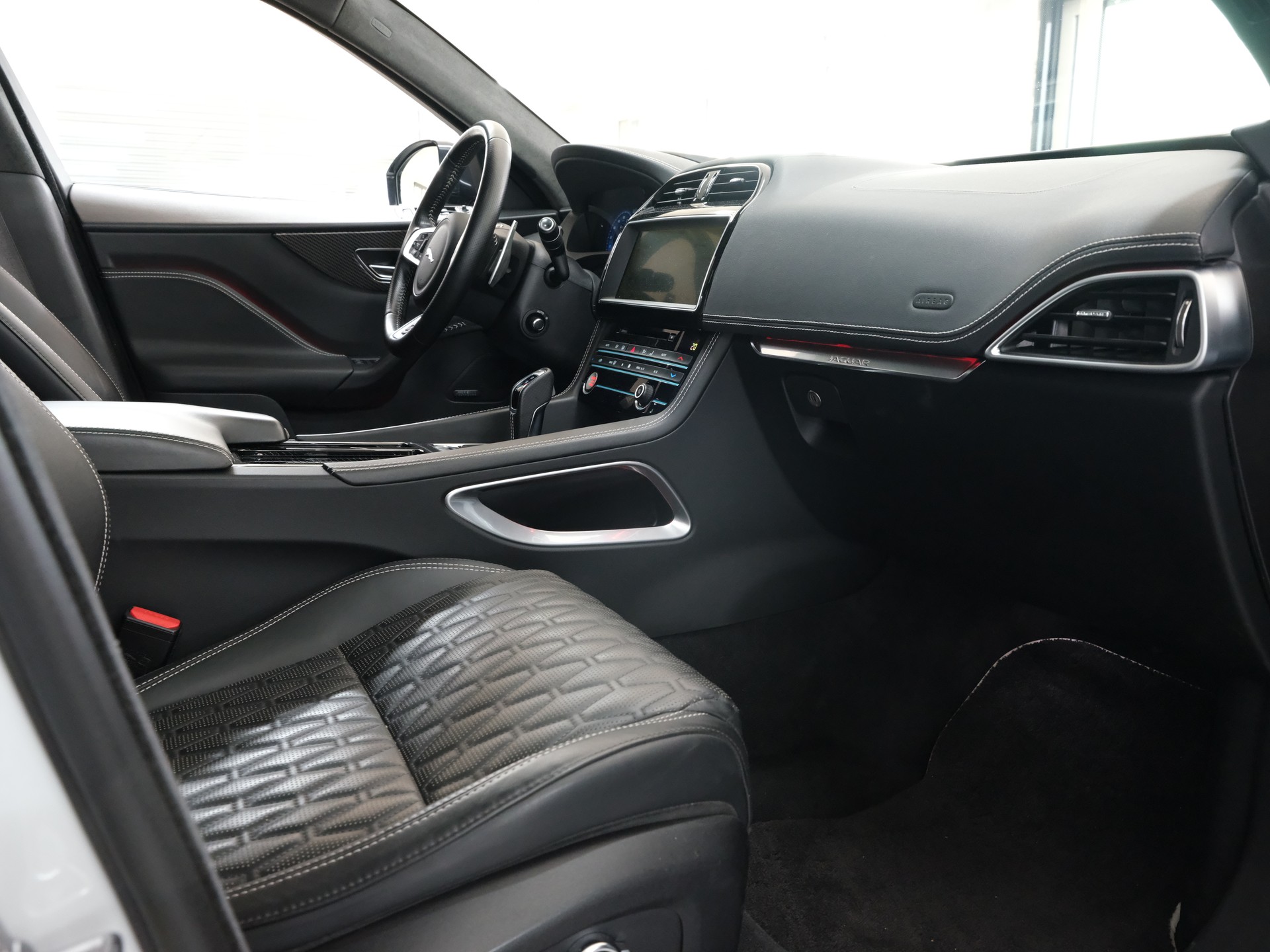 JAGUAR F-Pace 5.0 V8 SVR AWD Automatik-image-22