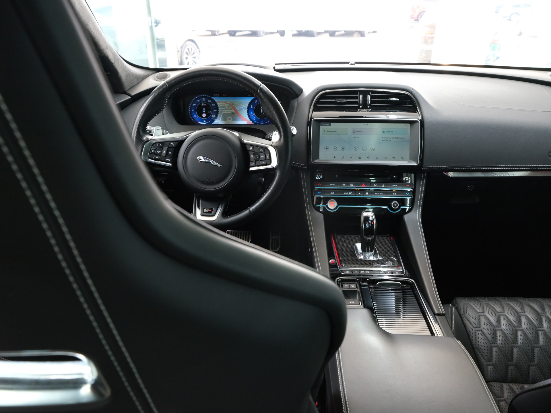 JAGUAR F-Pace 5.0 V8 SVR AWD Automatik-image-17