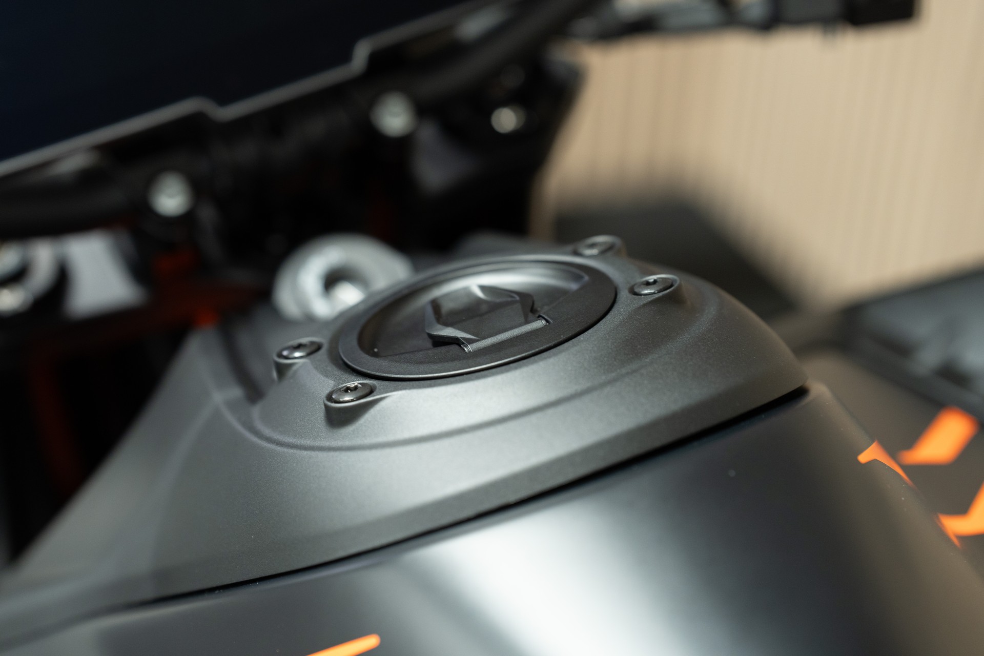 KTM 990 Duke R mit Sportschalldämpfer, Kurzheck und Lenkerendspiegeln-image-3