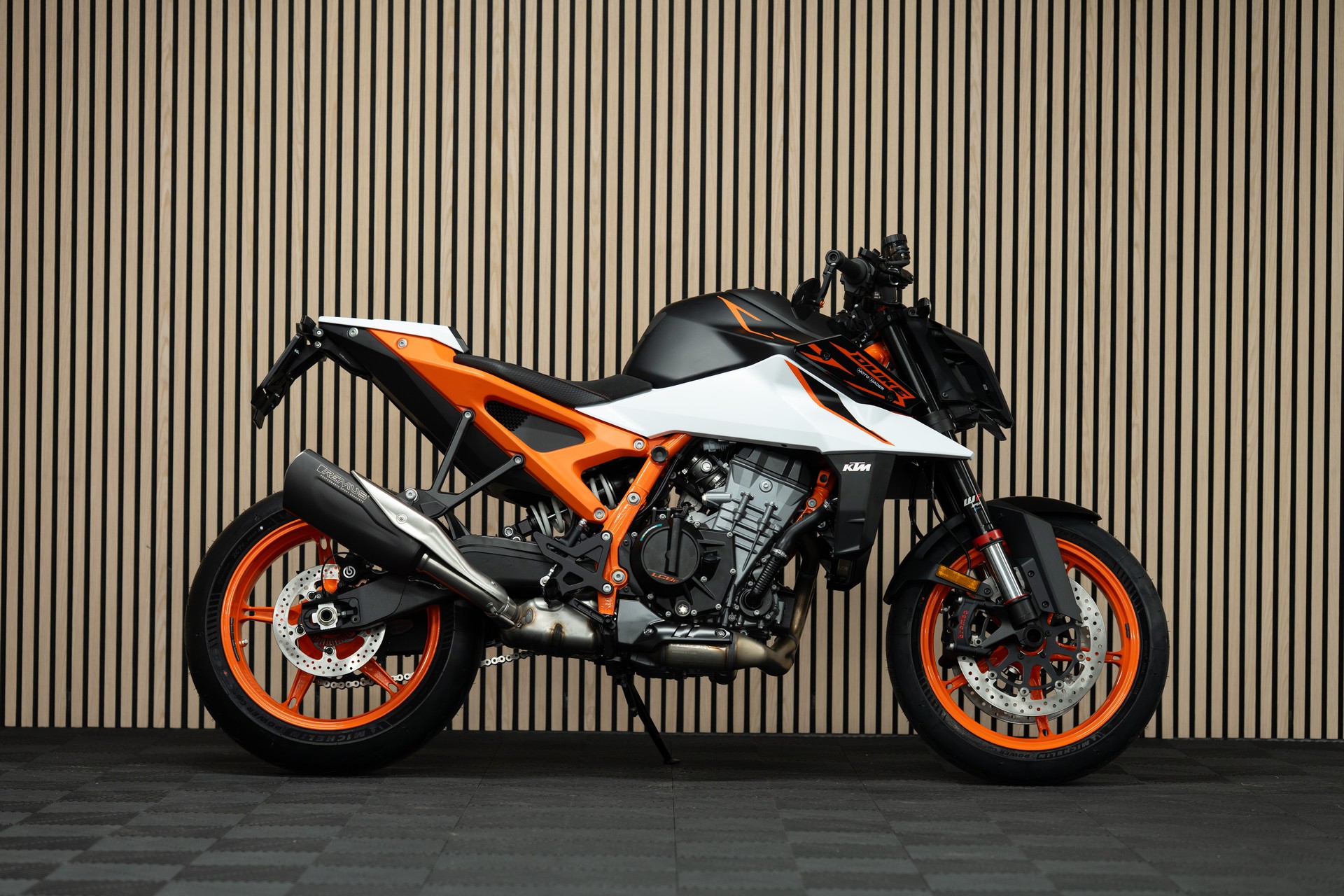 KTM 990 Duke R mit Sportschalldämpfer, Kurzheck und Lenkerendspiegeln-image-0