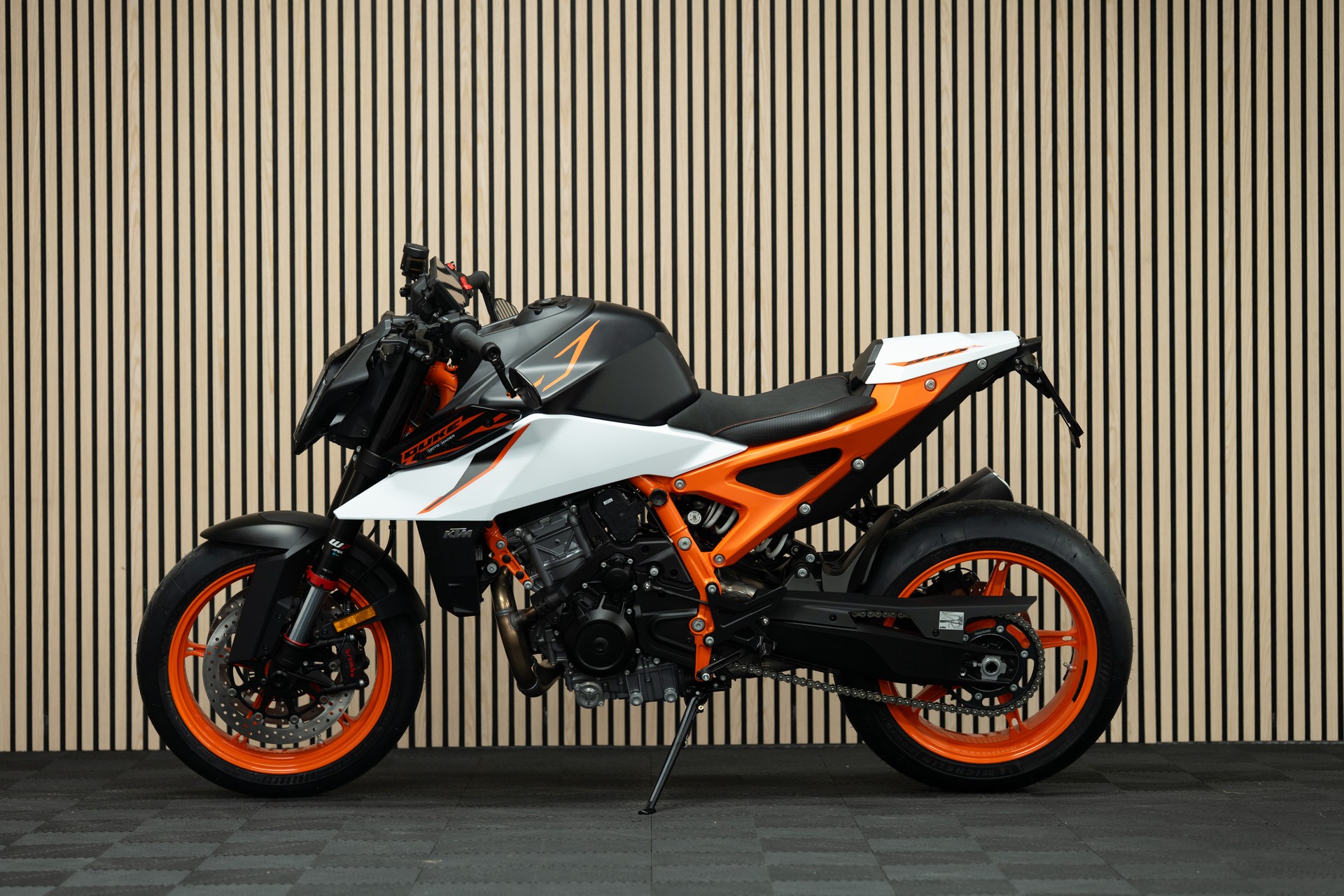 KTM 990 Duke R mit Sportschalldämpfer, Kurzheck und Lenkerendspiegeln-image-1