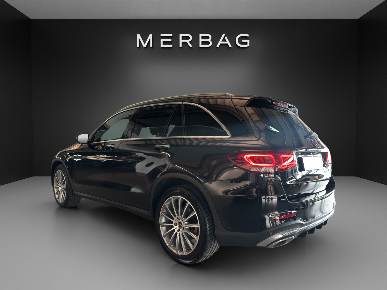 MERCEDES-BENZ GLC 300 AMG Line 4Matic-image-3
