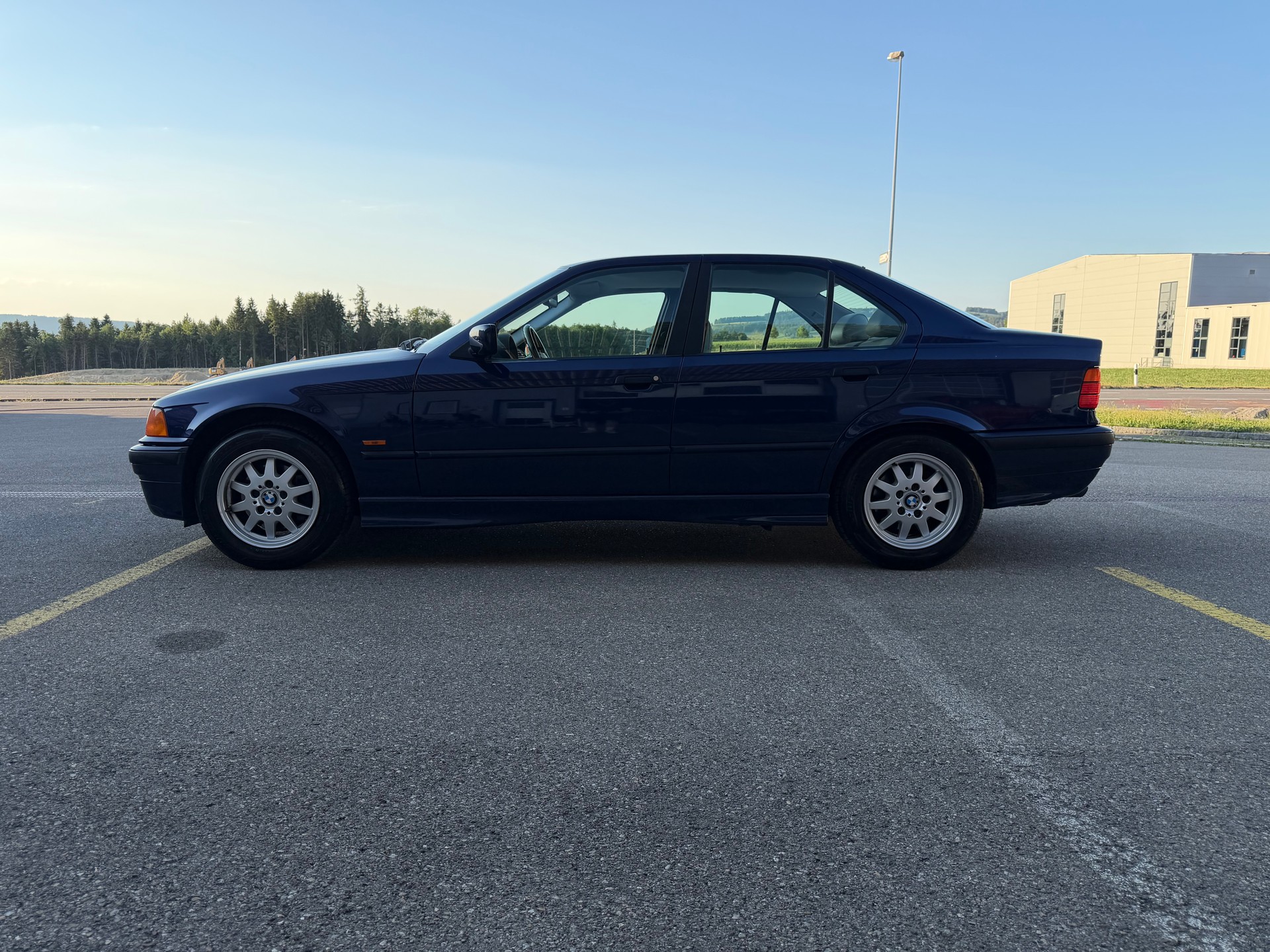 BMW 320i A-image-2