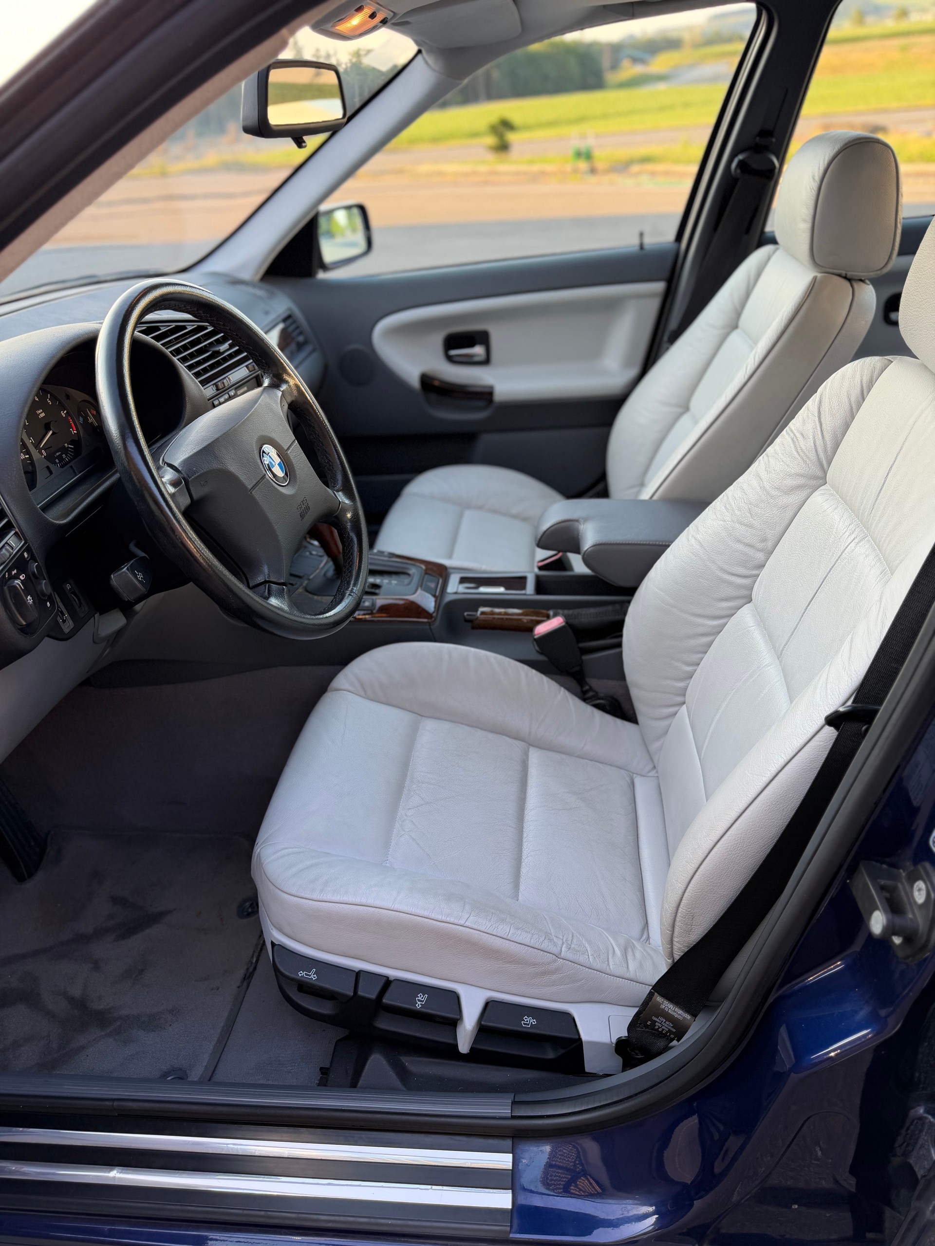 BMW 320i A-image-5