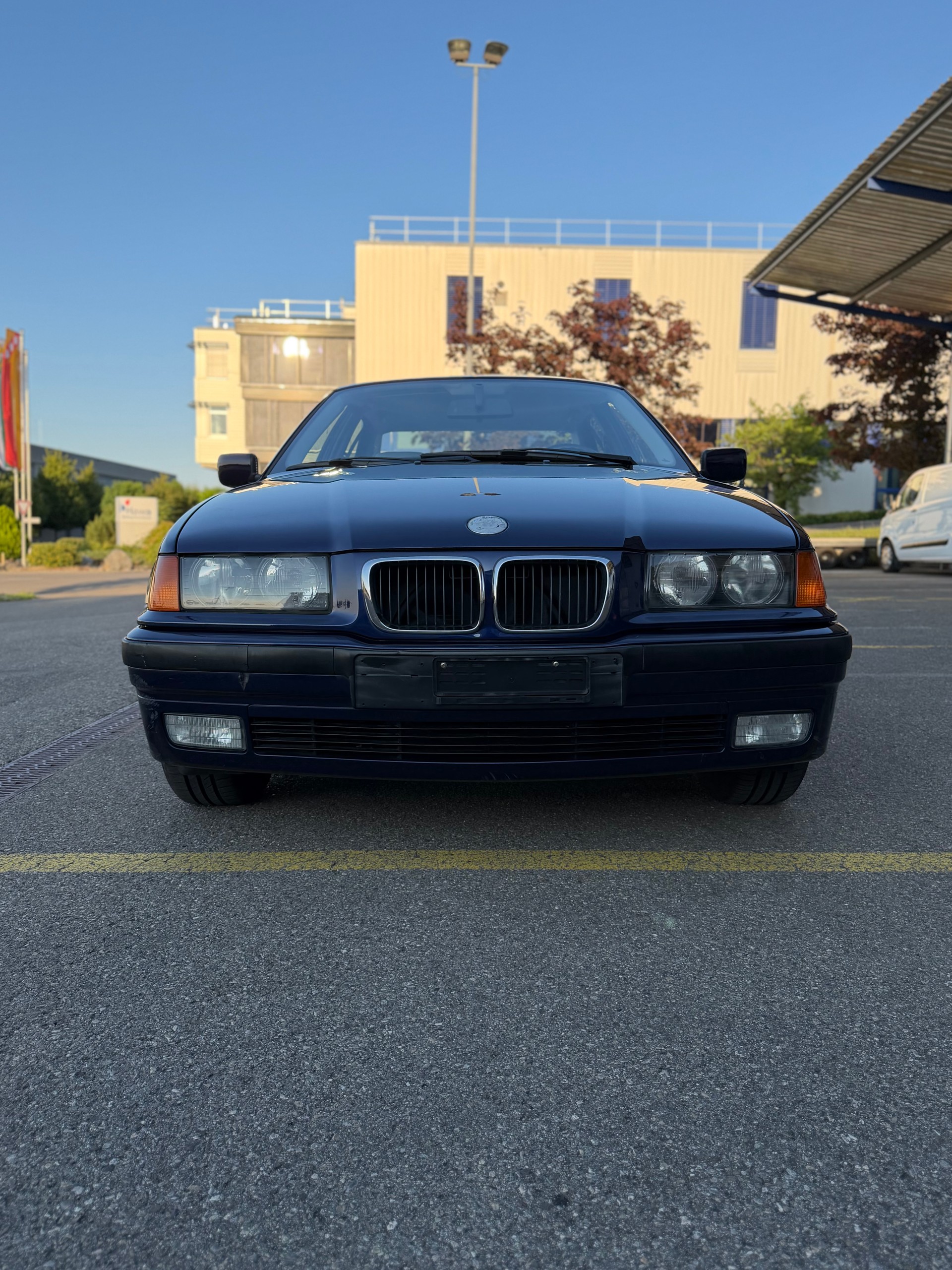 BMW 320i A-image-3