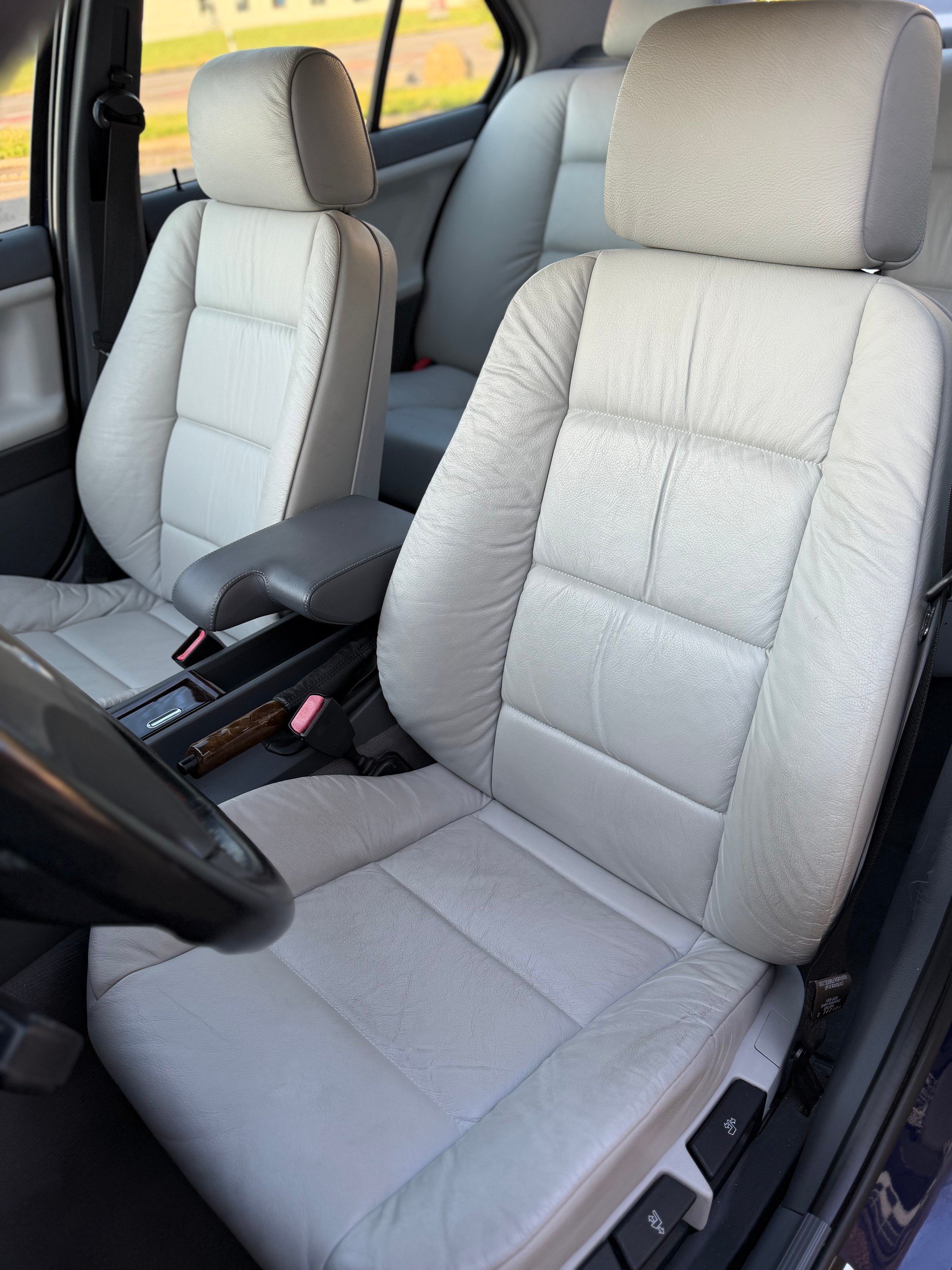 BMW 320i A-image-6