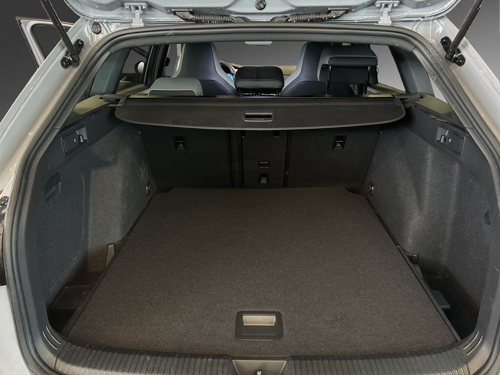 VW Golf Variant 2.0 TSI R-Line DSG 4Motion-image-9