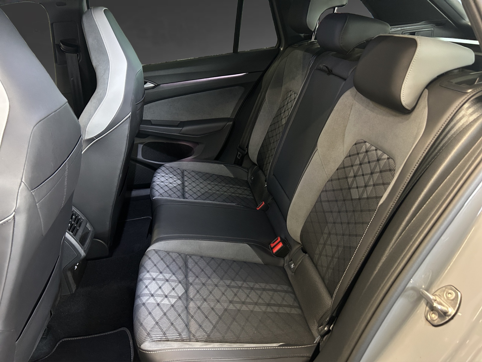 VW Golf Variant 2.0 TSI R-Line DSG 4Motion-image-6