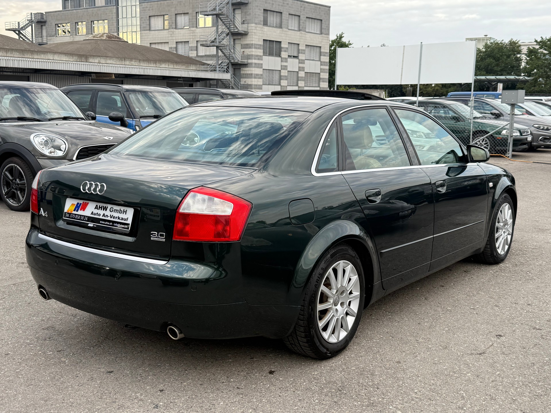 AUDI A4 3.0 V6 quattro "Audi exclusive" Frisch ab MFK / Sonderlackierung / Buffalo Leder / Holz Nussbaum / Schiebedach / Navi / Xenon-image-3