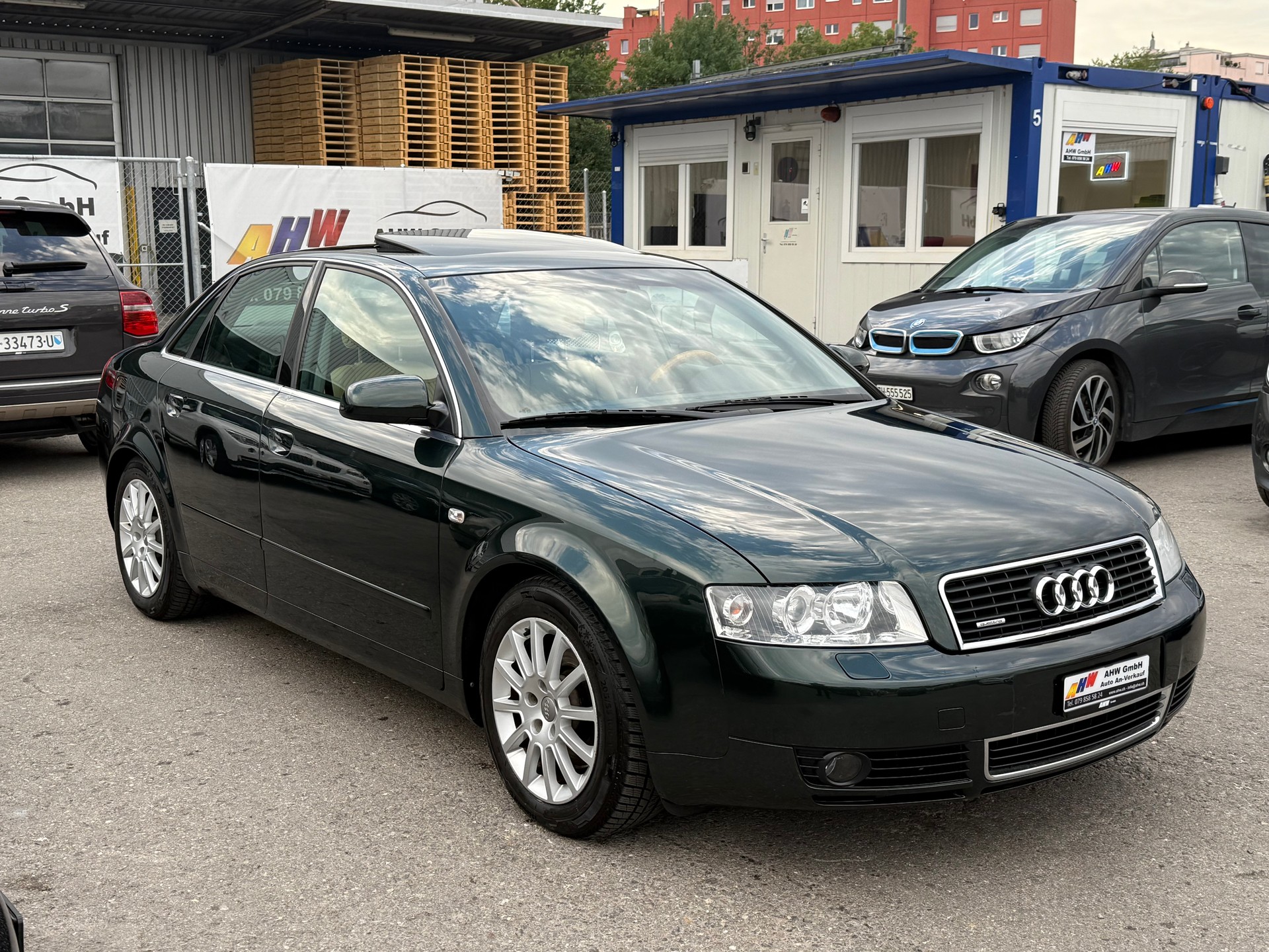 AUDI A4 3.0 V6 quattro "Audi exclusive" Frisch ab MFK / Sonderlackierung / Buffalo Leder / Holz Nussbaum / Schiebedach / Navi / Xenon-image-2