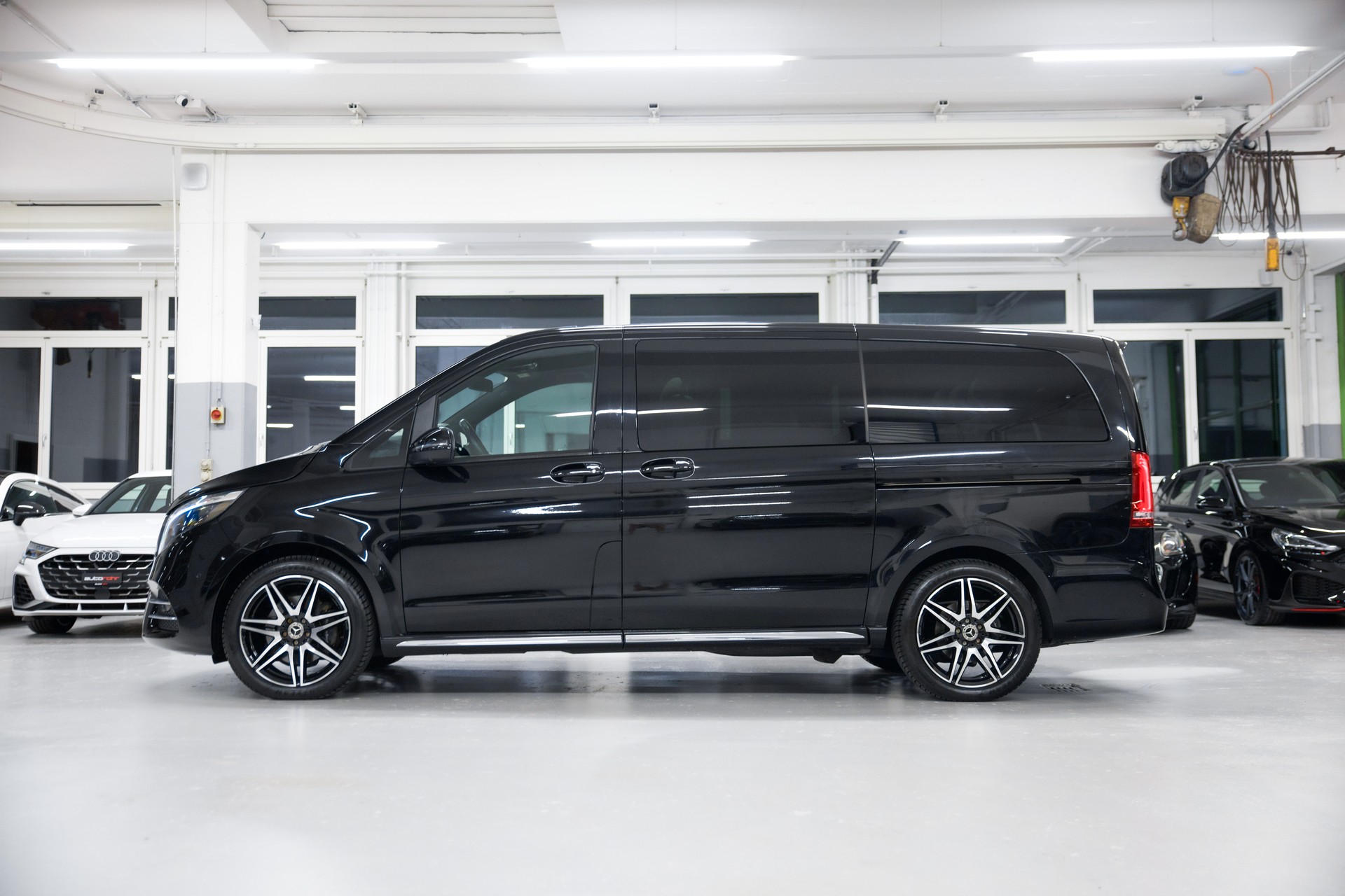 MERCEDES-BENZ V 300 d lang AMG Line Avantgarde 4Matic 9G-Tronic-image-4