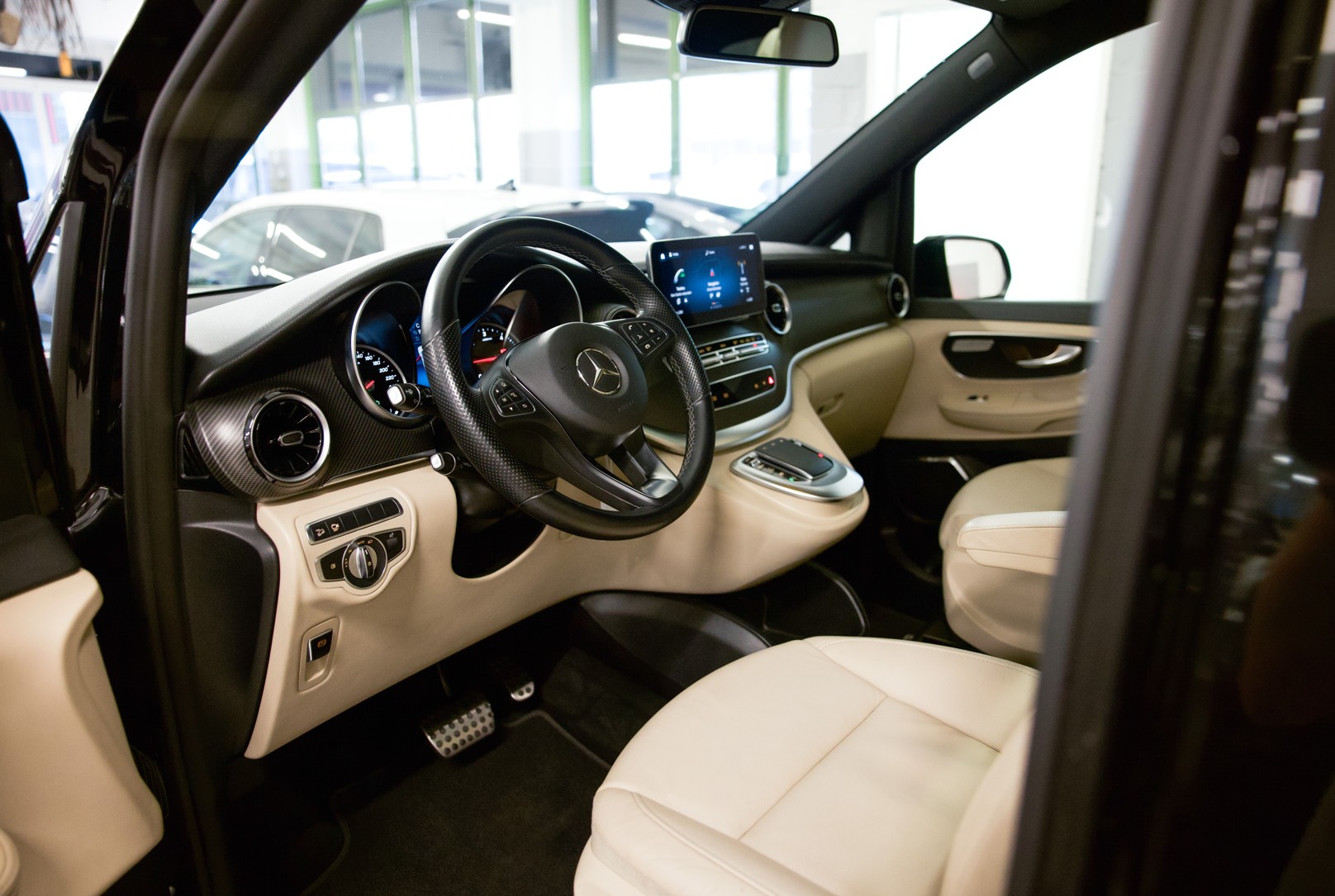 MERCEDES-BENZ V 300 d lang AMG Line Avantgarde 4Matic 9G-Tronic-image-17