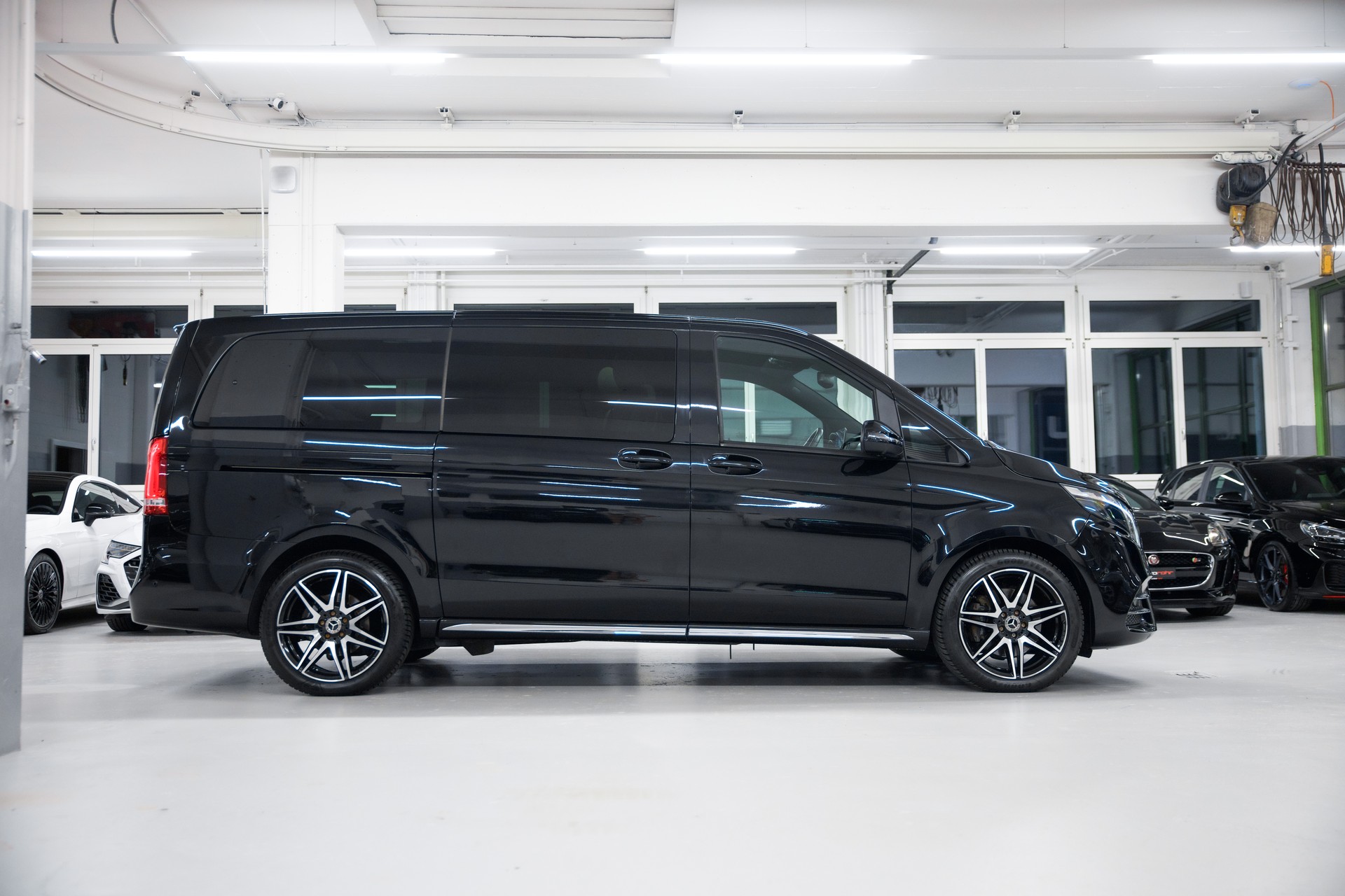MERCEDES-BENZ V 300 d lang AMG Line Avantgarde 4Matic 9G-Tronic-showroom-element-3
