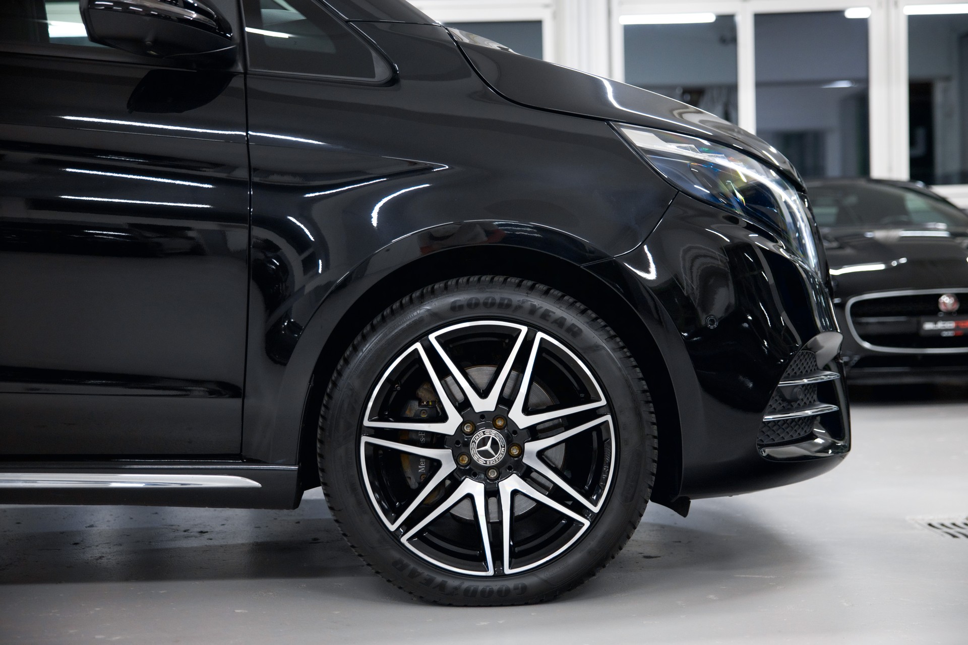 MERCEDES-BENZ V 300 d lang AMG Line Avantgarde 4Matic 9G-Tronic-image-10