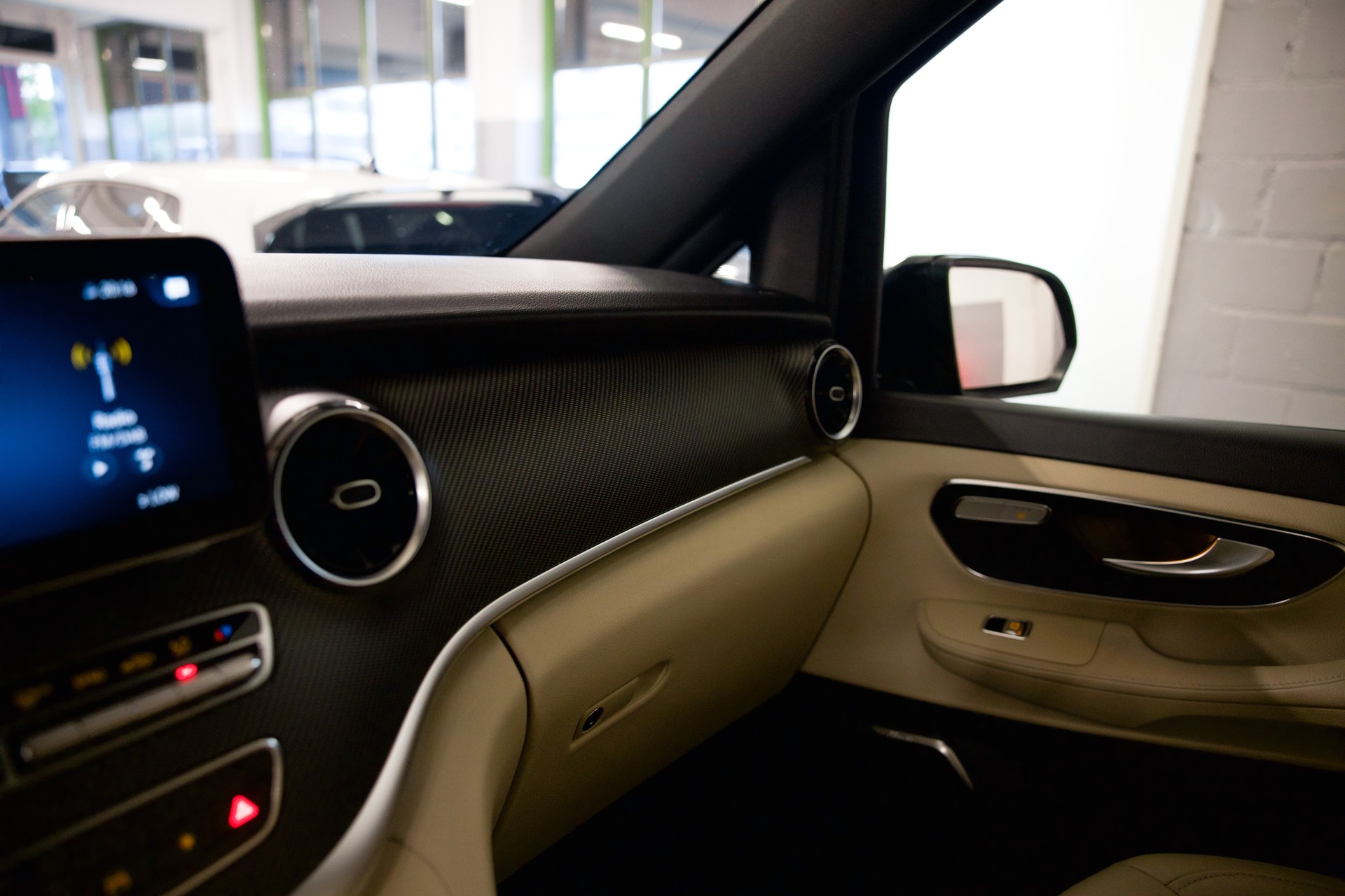 MERCEDES-BENZ V 300 d lang AMG Line Avantgarde 4Matic 9G-Tronic-image-29