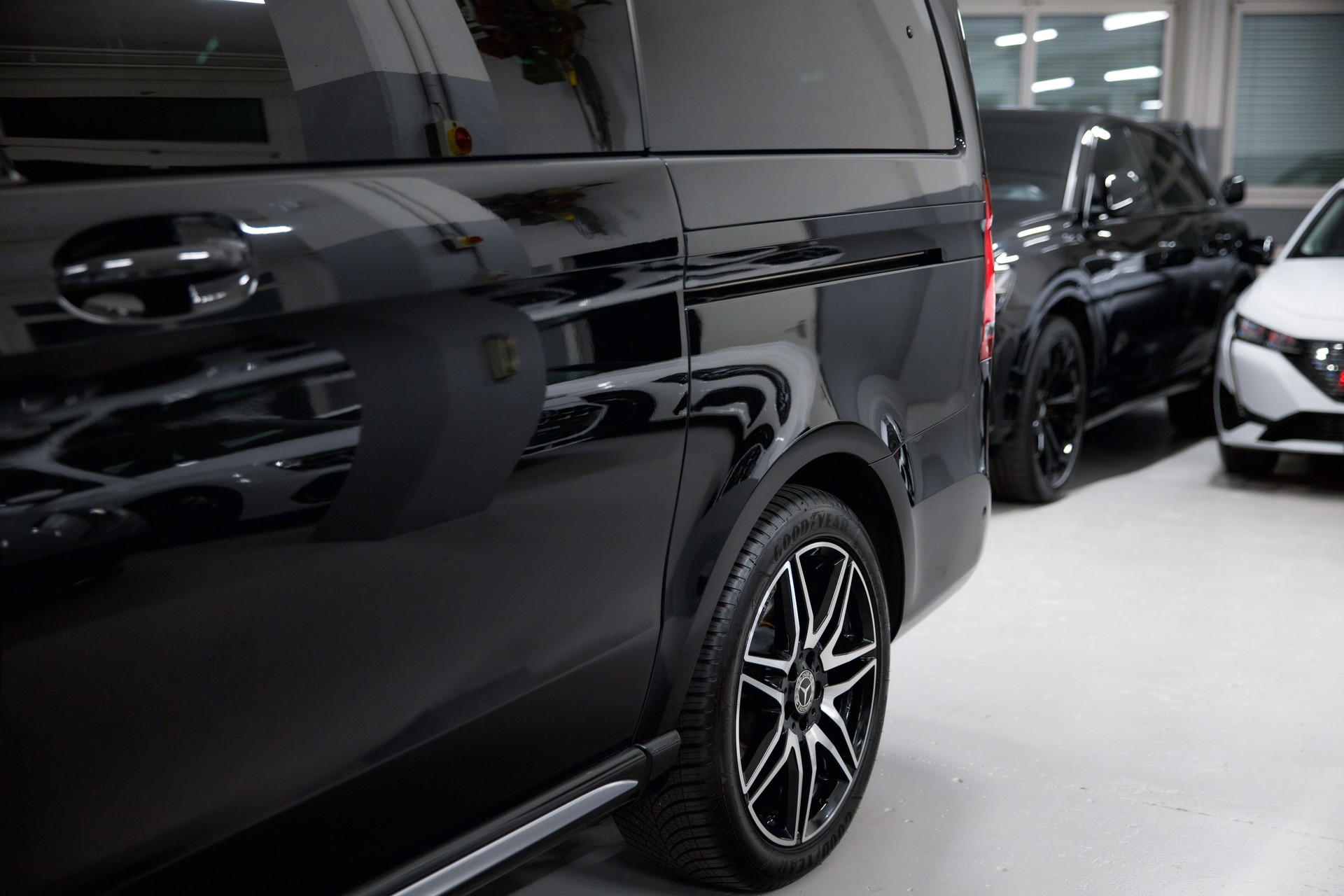 MERCEDES-BENZ V 300 d lang AMG Line Avantgarde 4Matic 9G-Tronic-image-15