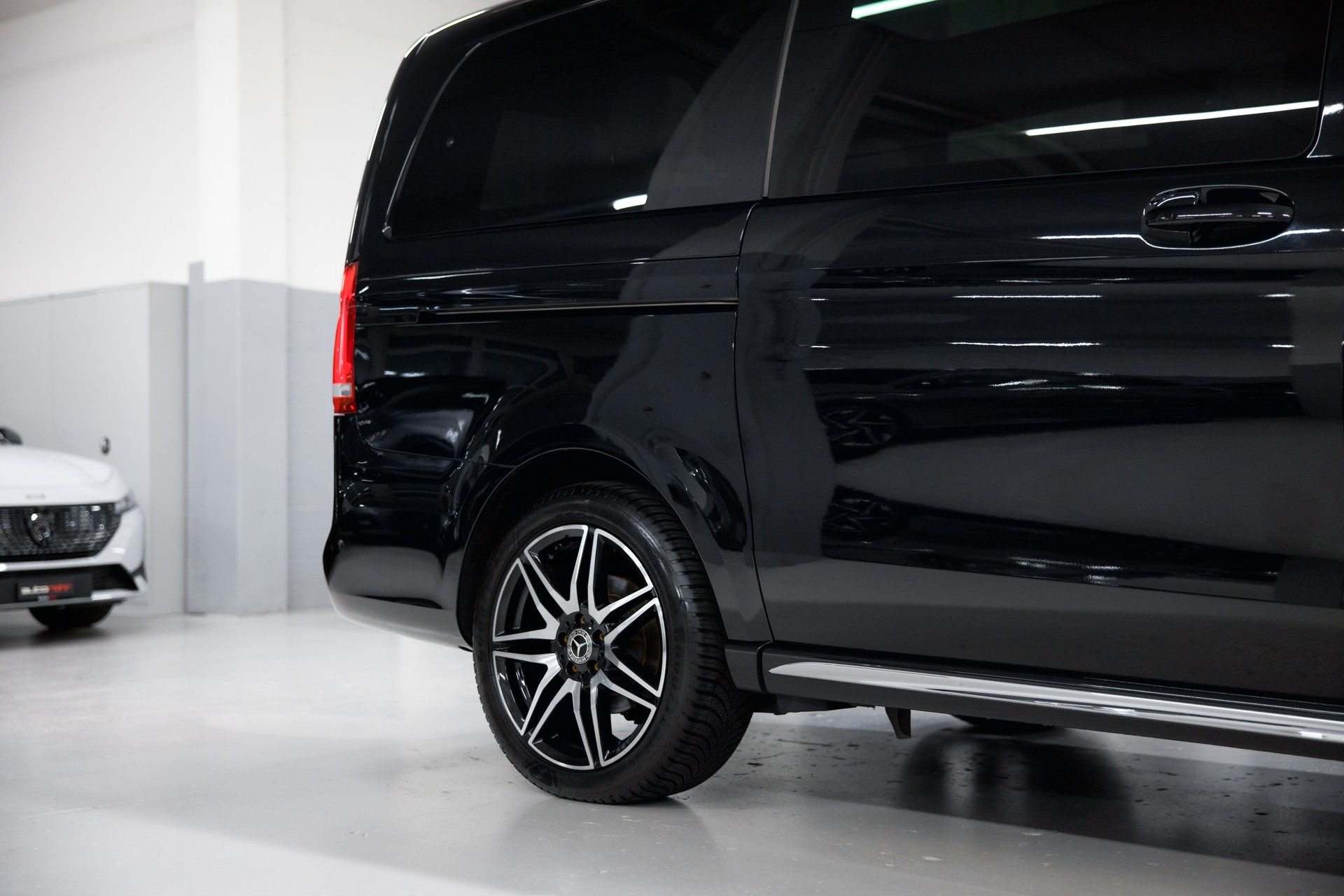 MERCEDES-BENZ V 300 d lang AMG Line Avantgarde 4Matic 9G-Tronic-image-11