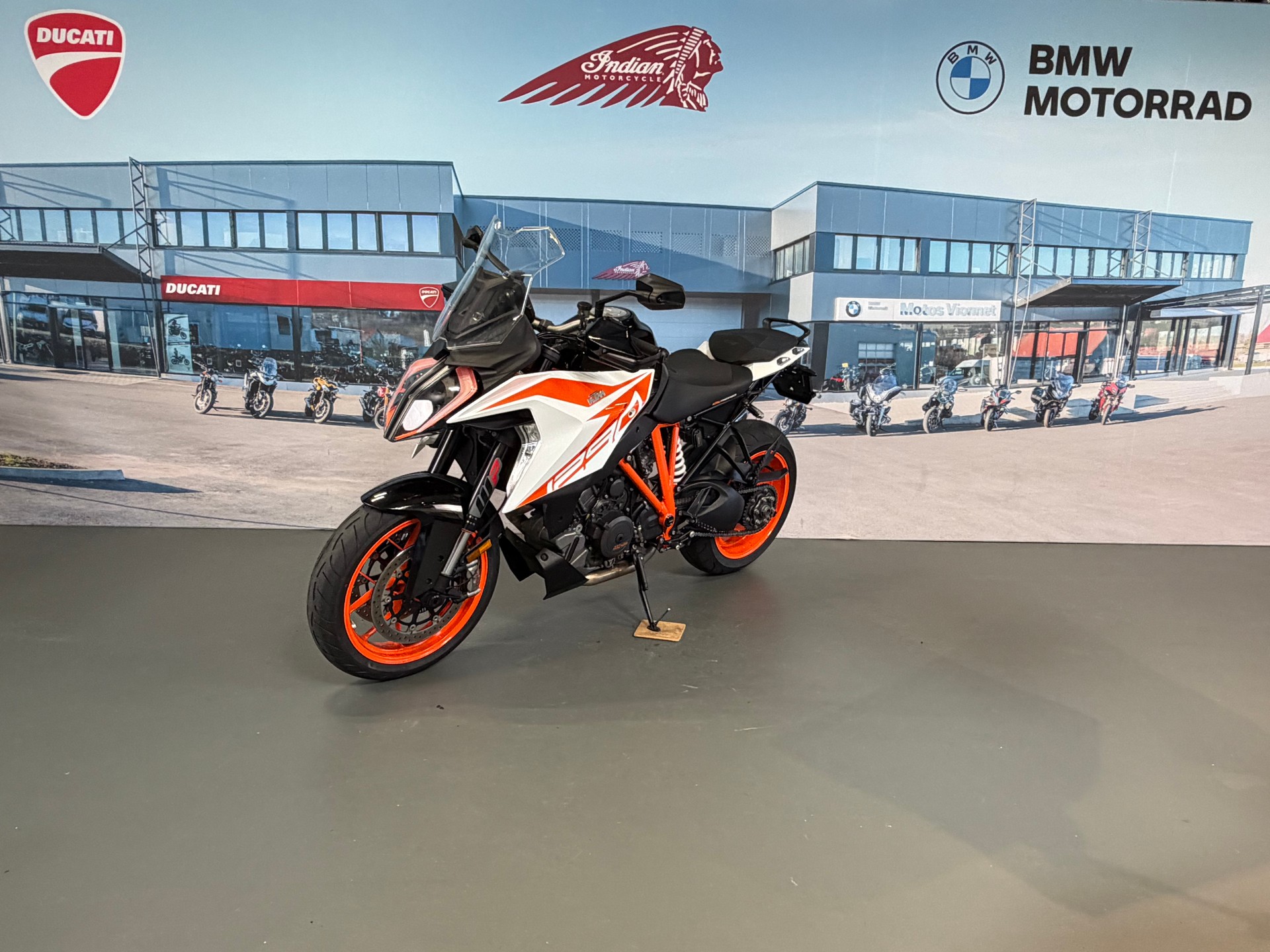 KTM 1290 Super Duke GT-image-2