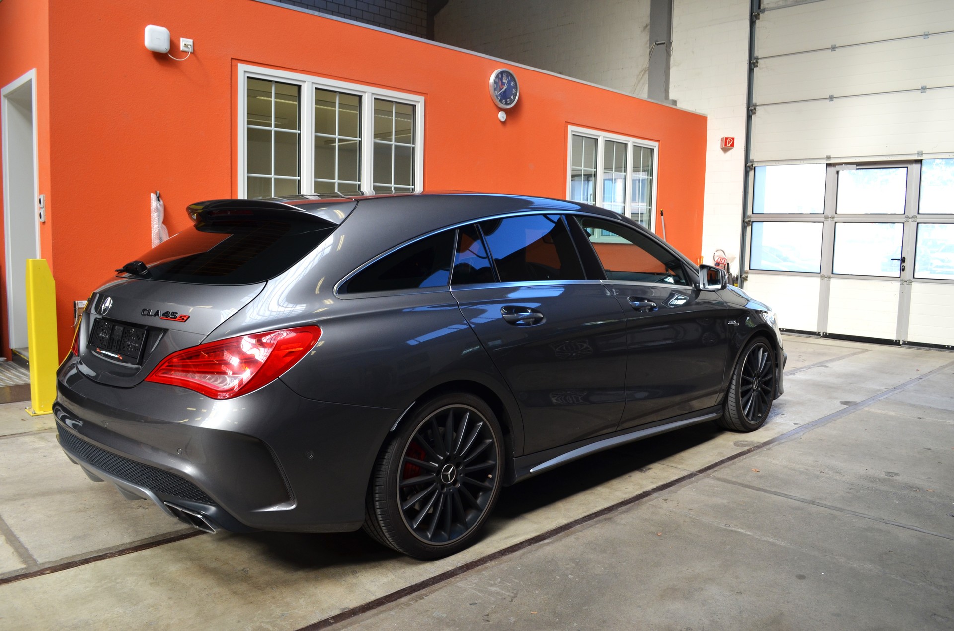 MERCEDES-BENZ CLA Shooting Brake 45 AMG 4Matic Speedshift-image-4