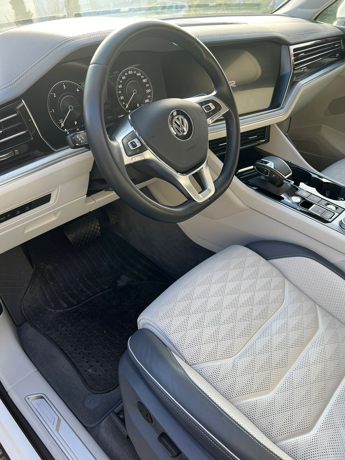 VW Touareg 3.0 TDI R Line Tiptronic-image-16