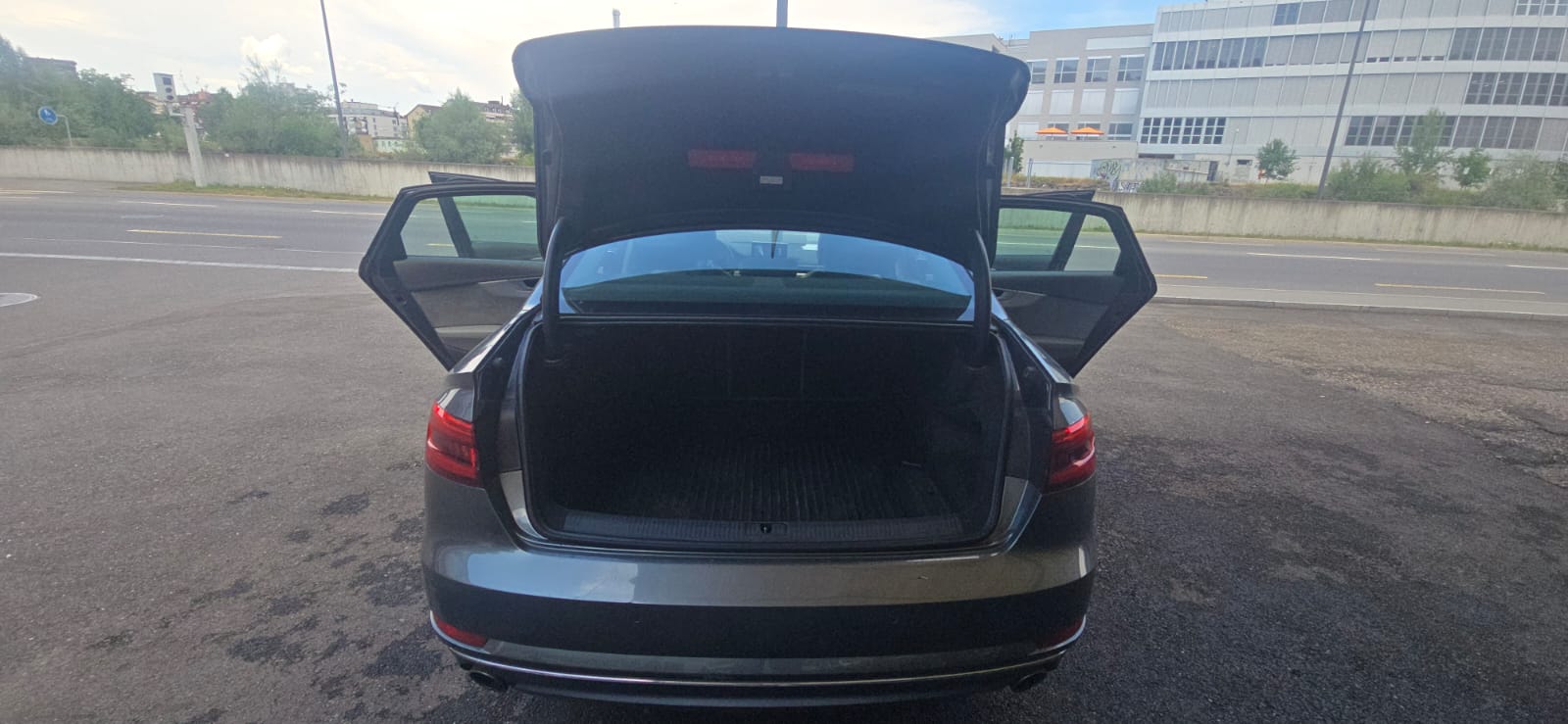 AUDI A4 2.0 TFSI Design S-tronic-image-9