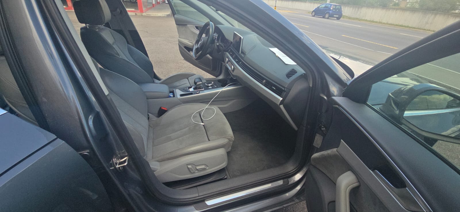 AUDI A4 2.0 TFSI Design S-tronic-image-11