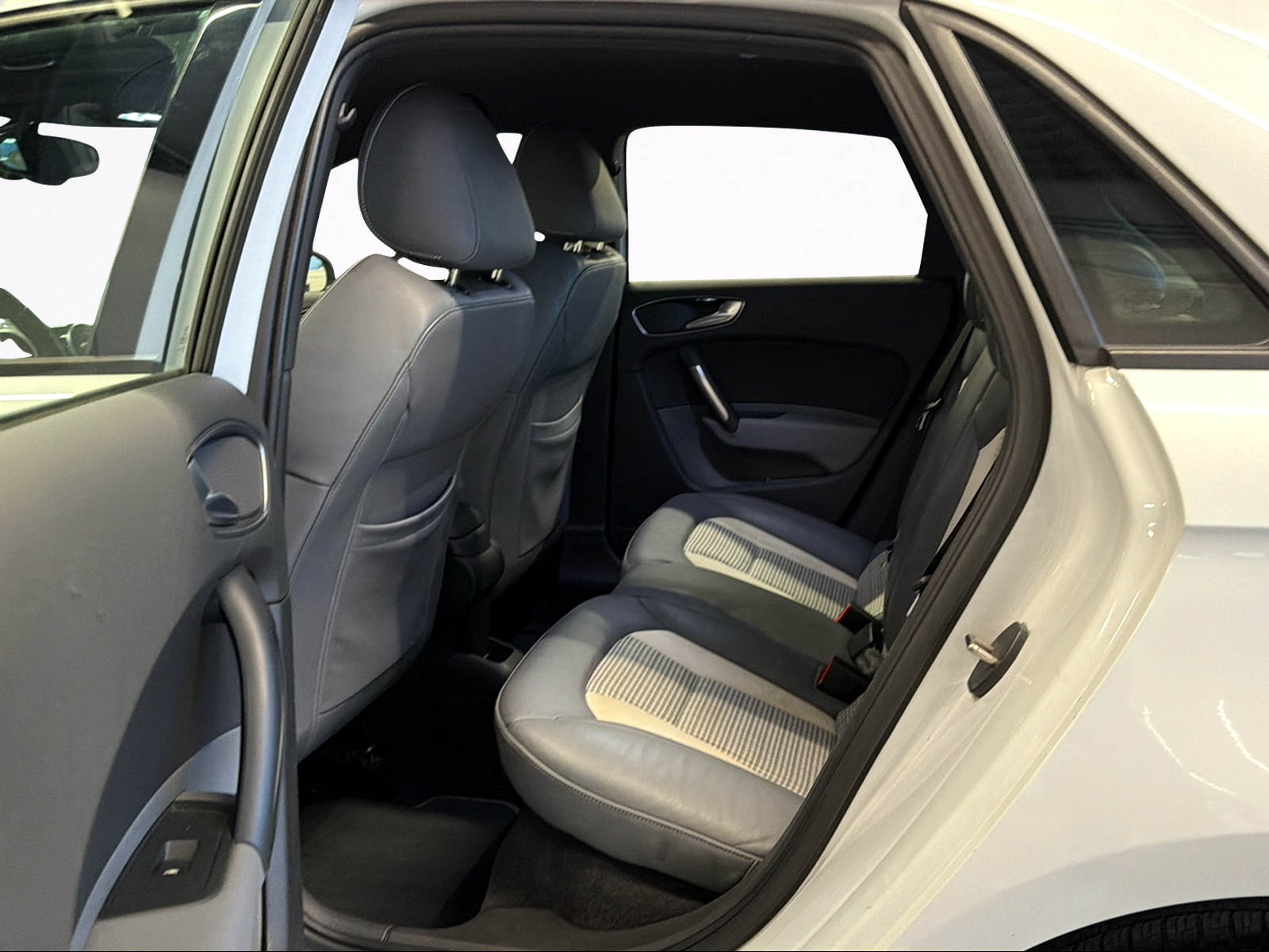 AUDI A1 Sportback 1.6 TDI Ambition DSG-image-11