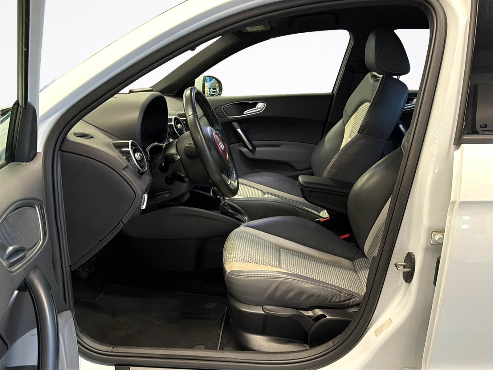 AUDI A1 Sportback 1.6 TDI Ambition DSG-image-10