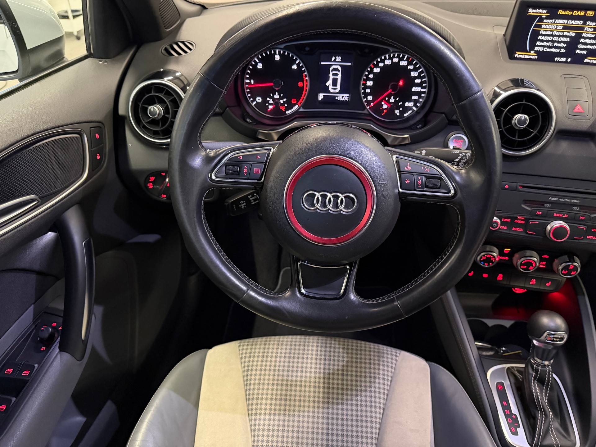 AUDI A1 Sportback 1.6 TDI Ambition DSG-image-13