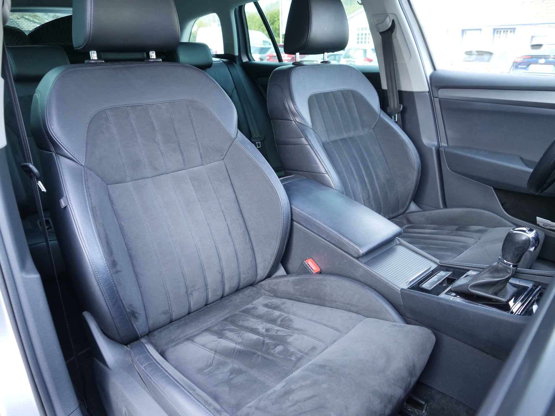 SKODA Superb Combi 2.0 TDi Style DSG-image-9