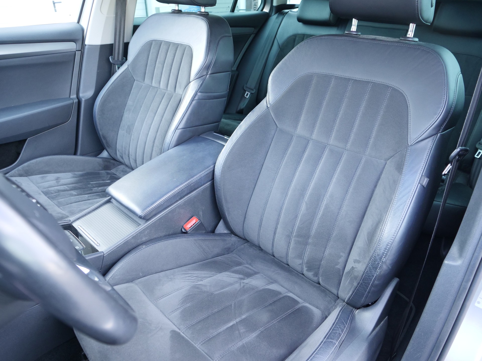 SKODA Superb Combi 2.0 TDi Style DSG-image-7