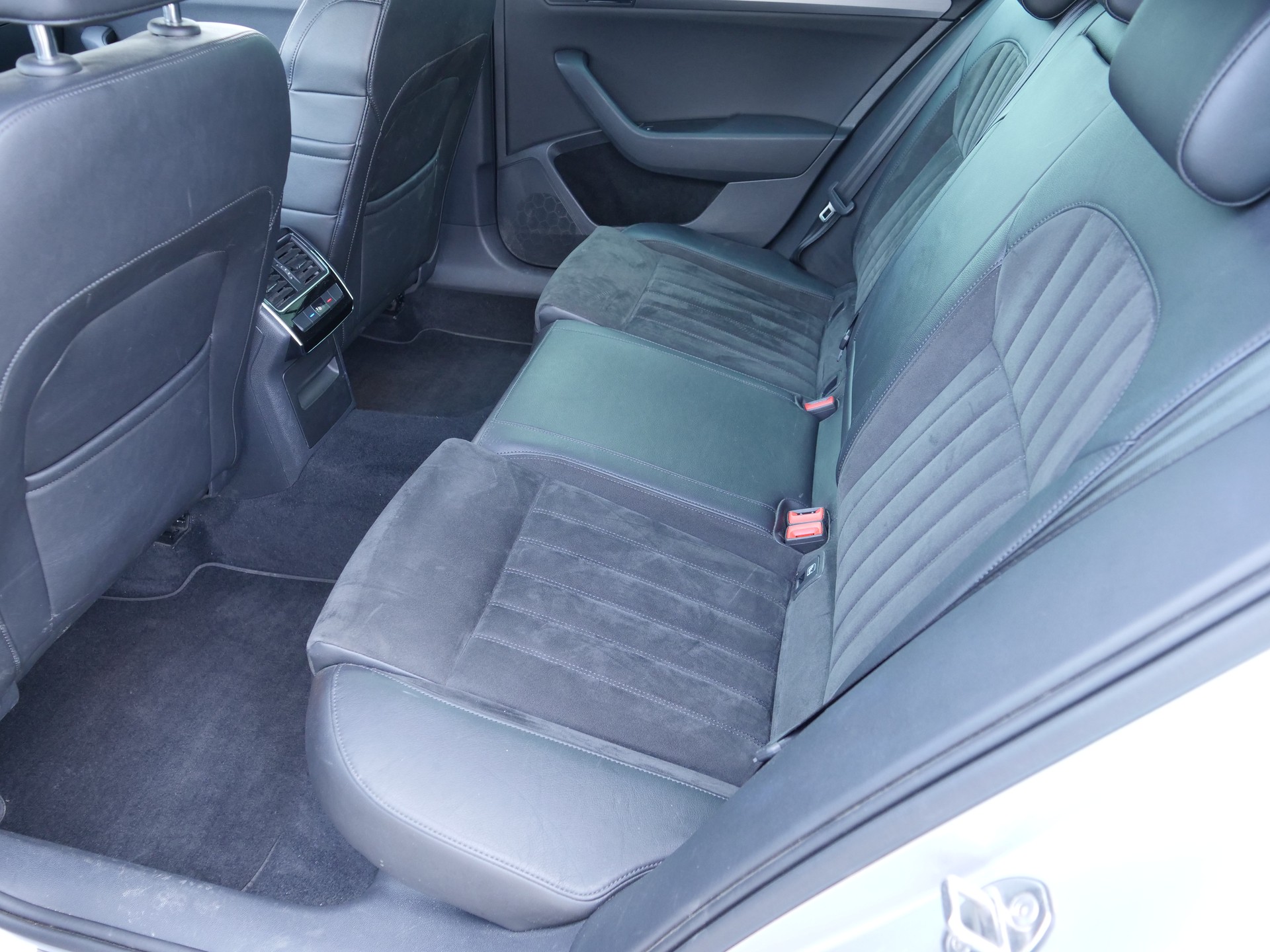 SKODA Superb Combi 2.0 TDi Style DSG-image-10