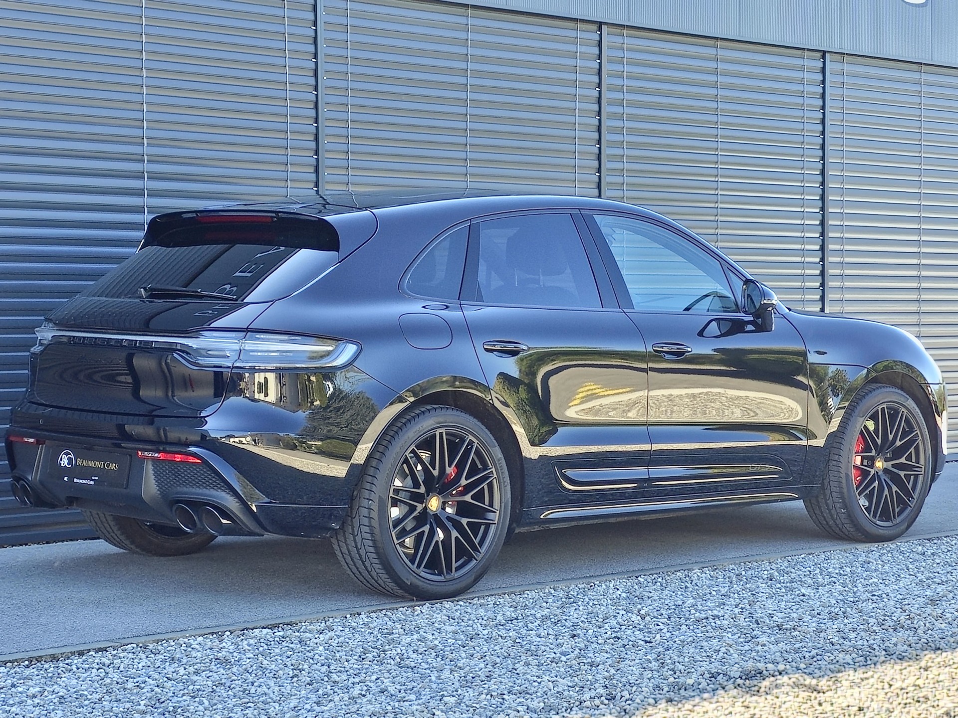 PORSCHE Macan GTS PDK (Full Black)-showroom-element-1