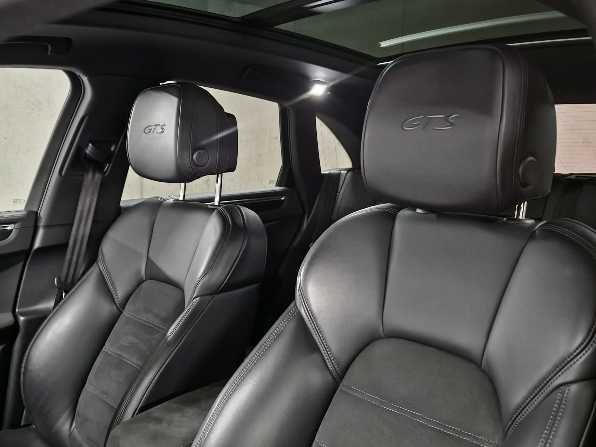 PORSCHE Macan GTS PDK (Full Black)-image-11