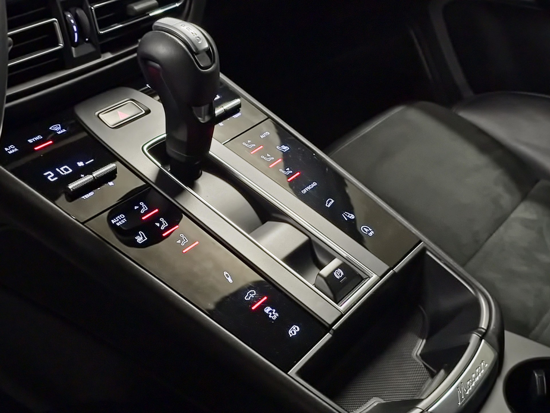 PORSCHE Macan GTS PDK (Full Black)-image-12