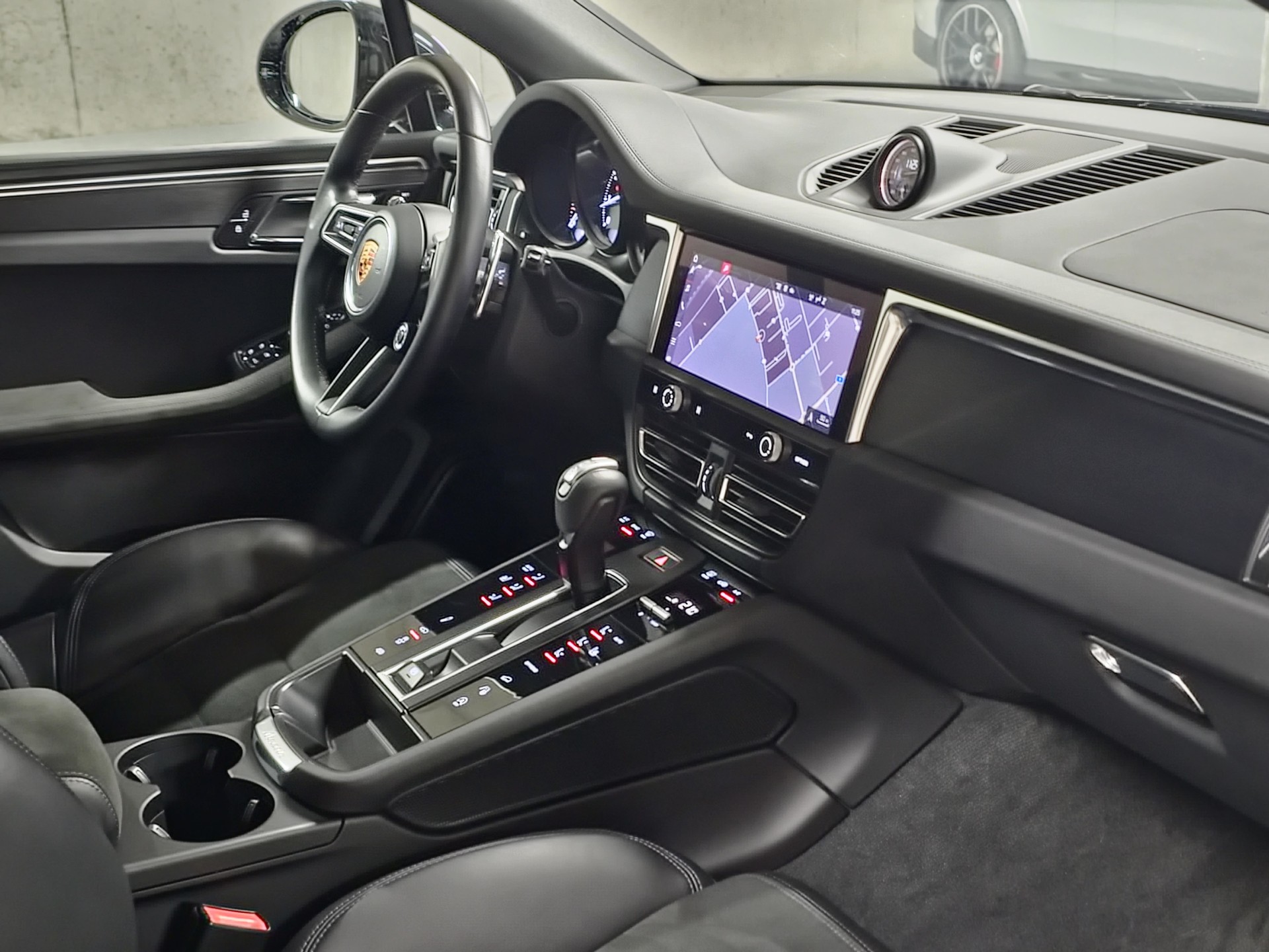 PORSCHE Macan GTS PDK (Full Black)-image-8