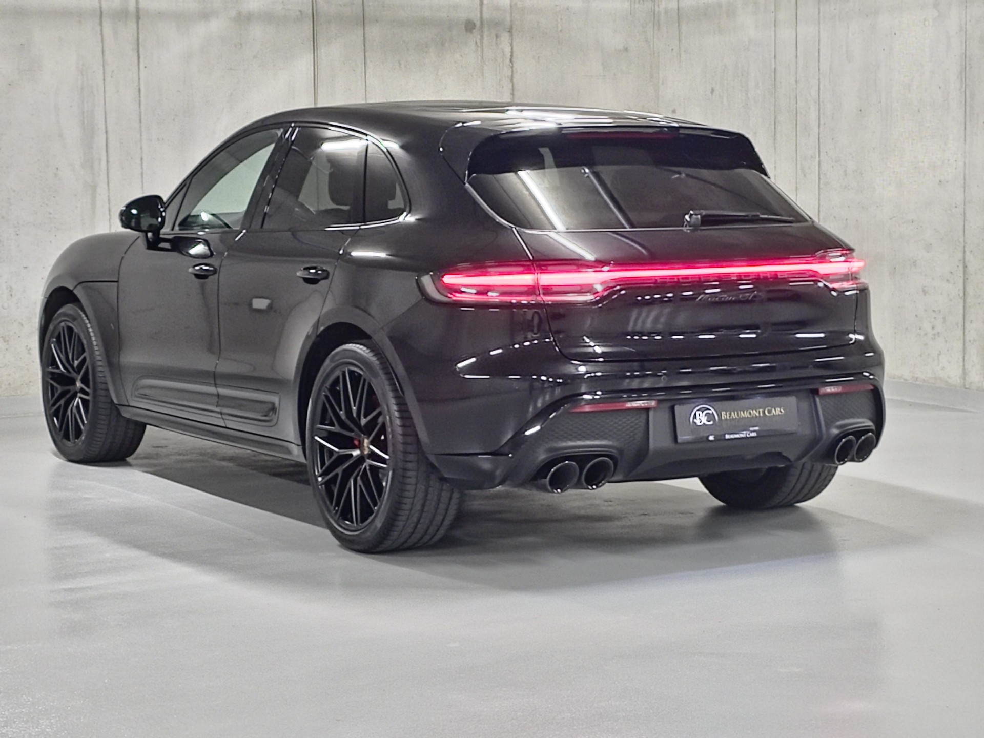 PORSCHE Macan GTS PDK (Full Black)-image-4