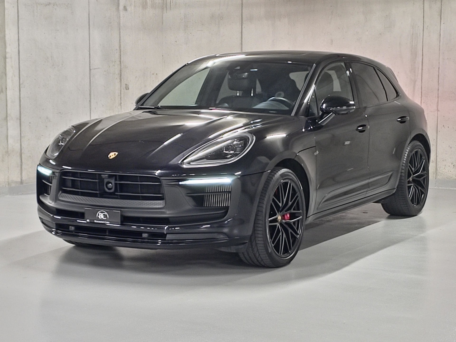 PORSCHE Macan GTS PDK (Full Black)-showroom-element-3