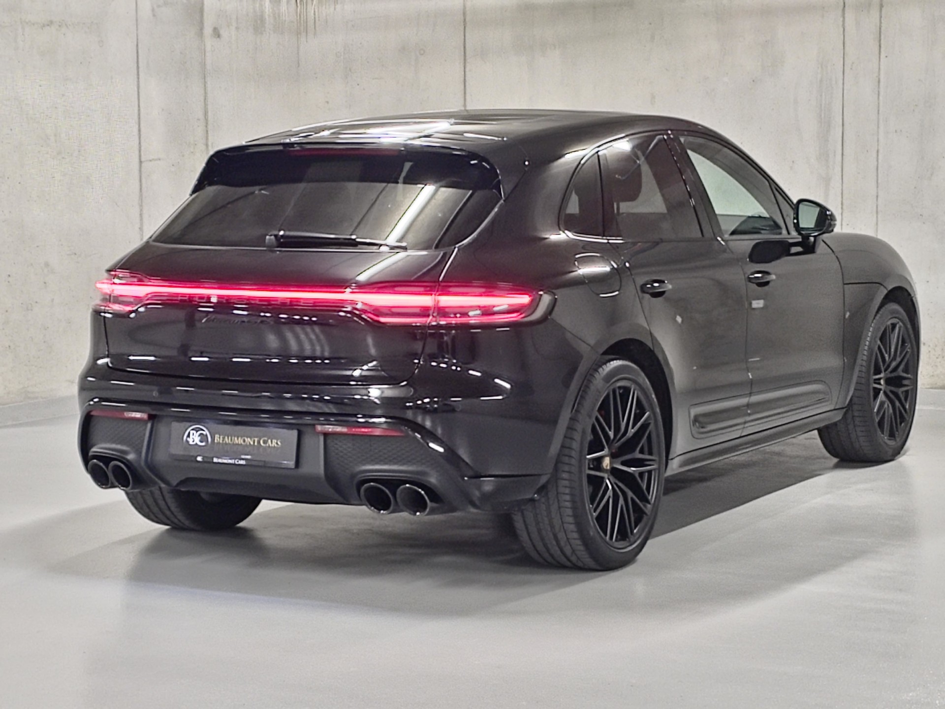 PORSCHE Macan GTS PDK (Full Black)-image-5