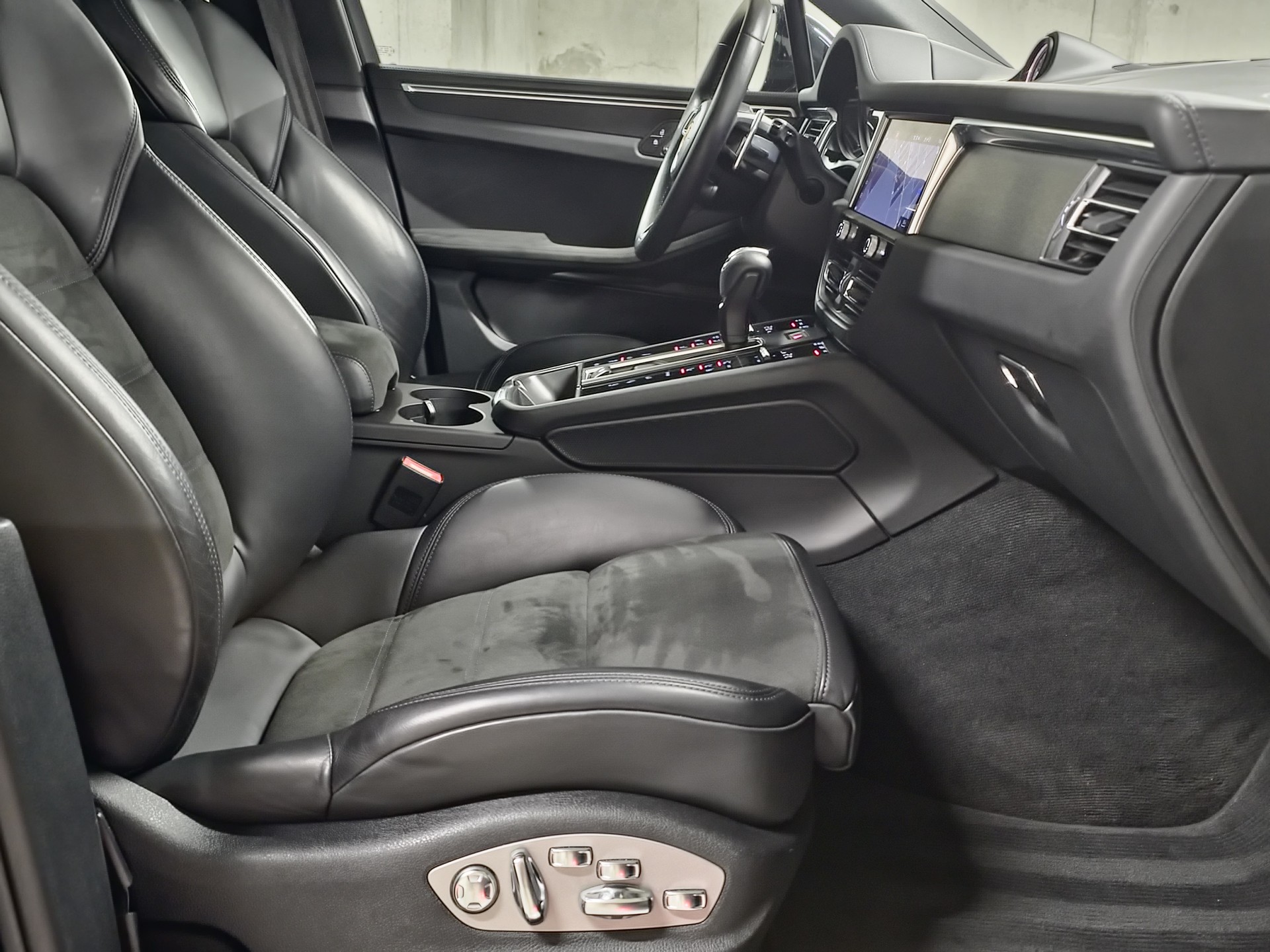 PORSCHE Macan GTS PDK (Full Black)-image-9