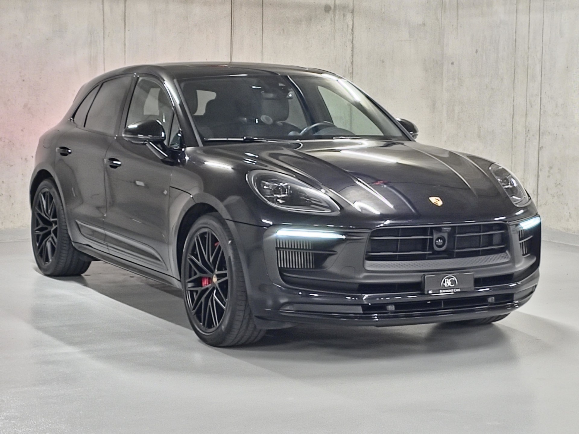 PORSCHE Macan GTS PDK (Full Black)-showroom-element-2