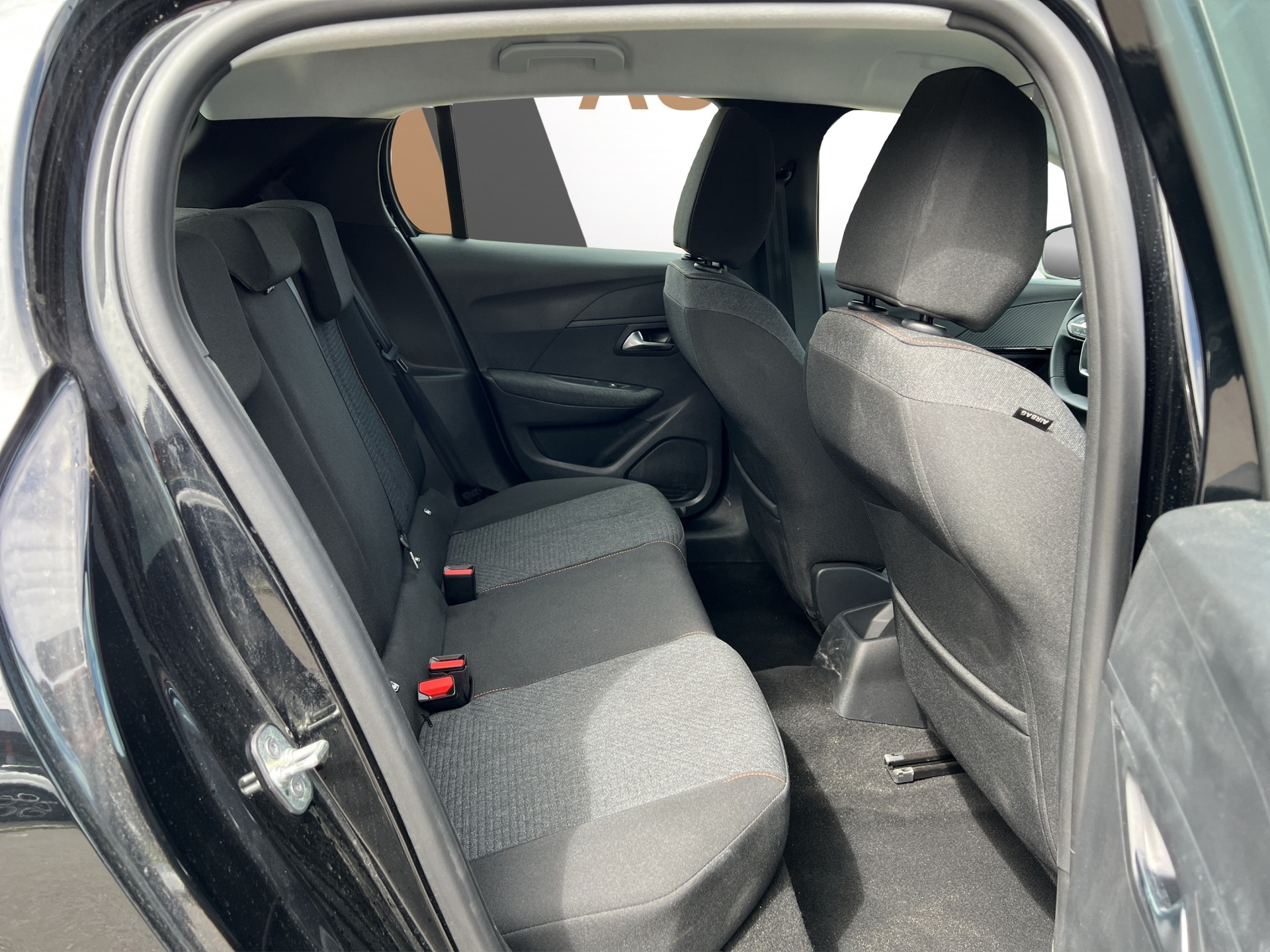 PEUGEOT 208 1.2 Hybrid Style-image-13