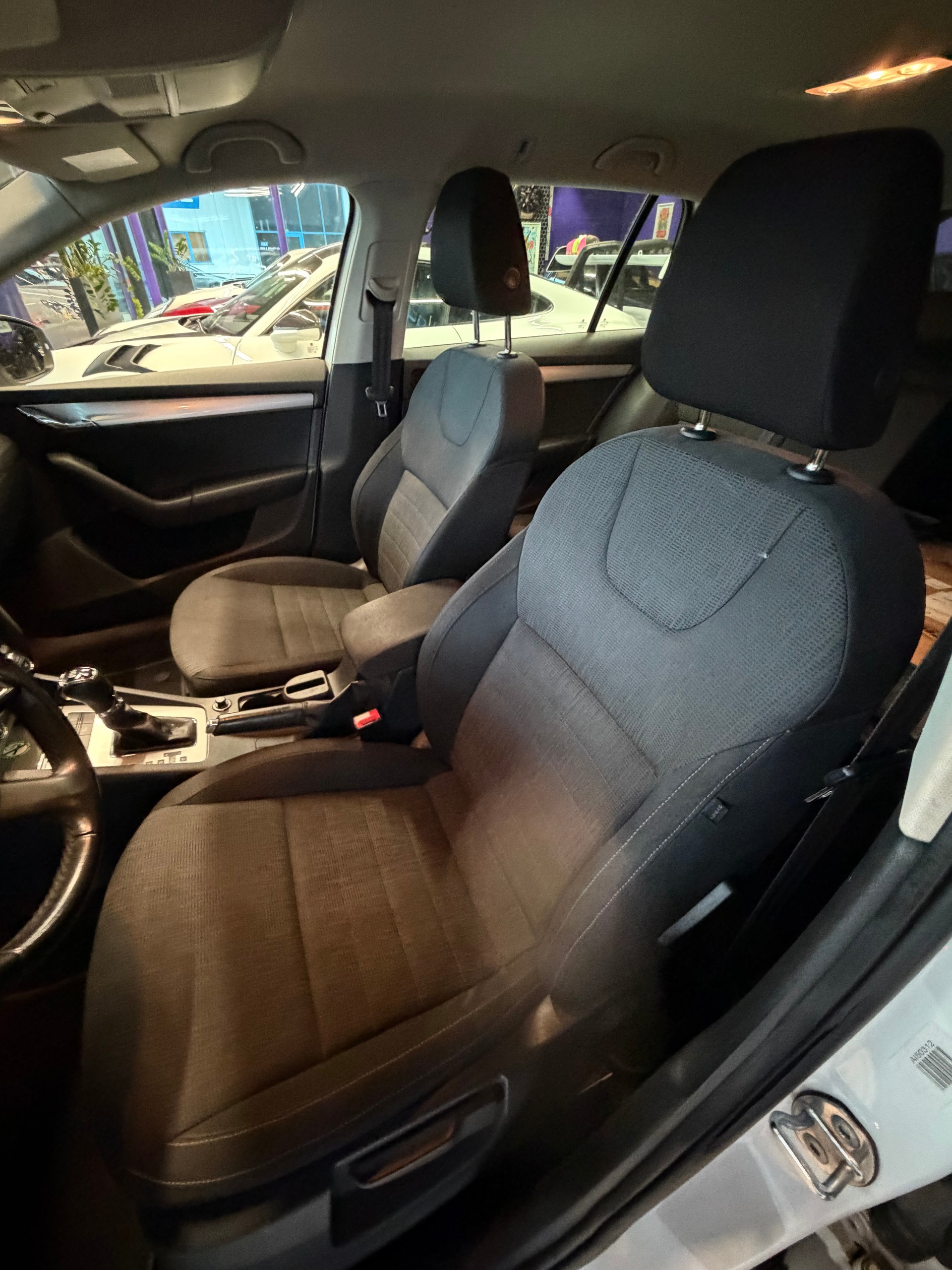 SKODA Octavia Combi 1.8 TSI Elegance 4x4 DSG-image-9